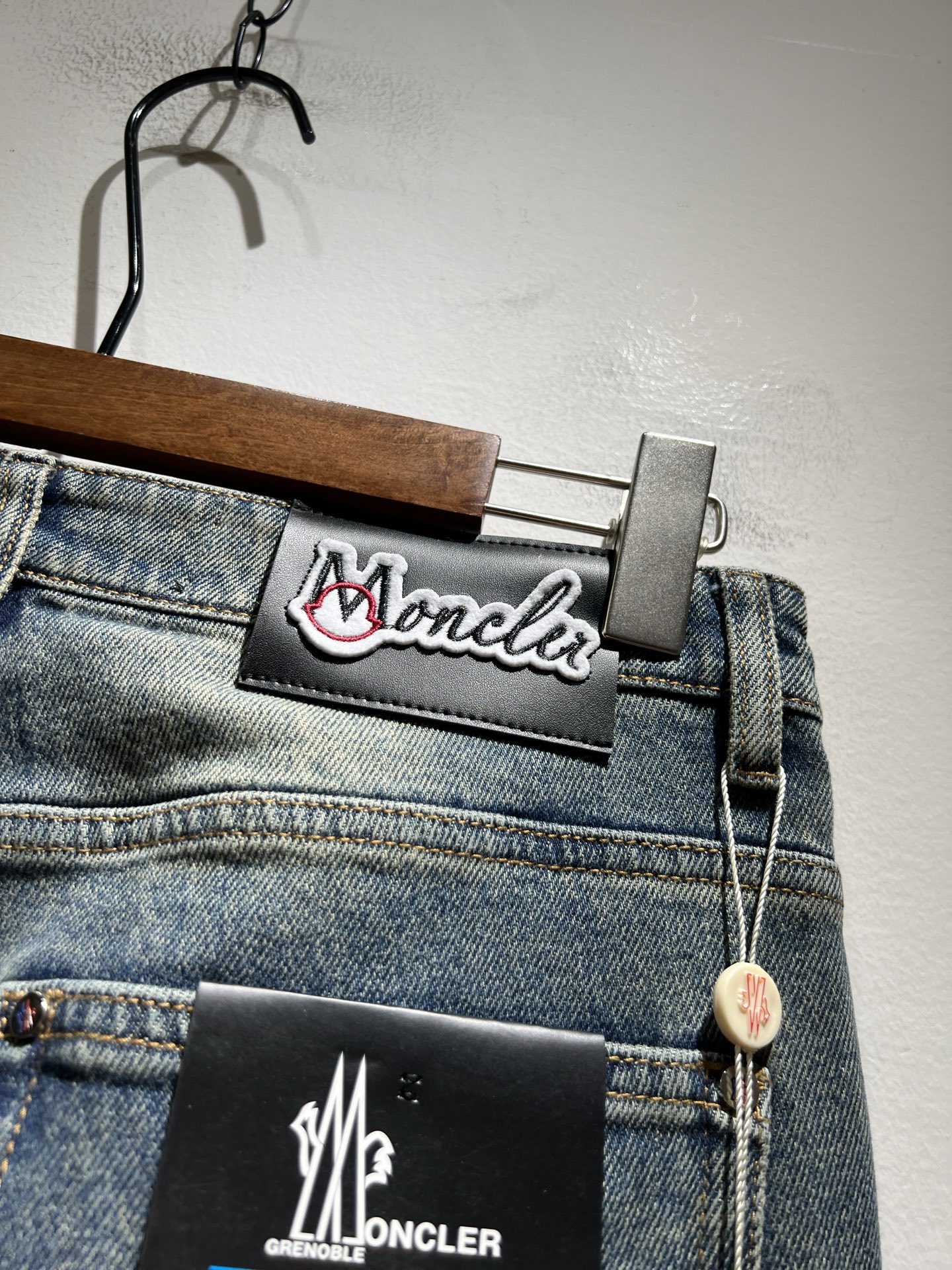 MONC蒙*口2025秋冬新款牛仔裤，贸易公司渠道稀出，同步官网发售！M稀缺渠道订单臻品，品质控闭眼收走