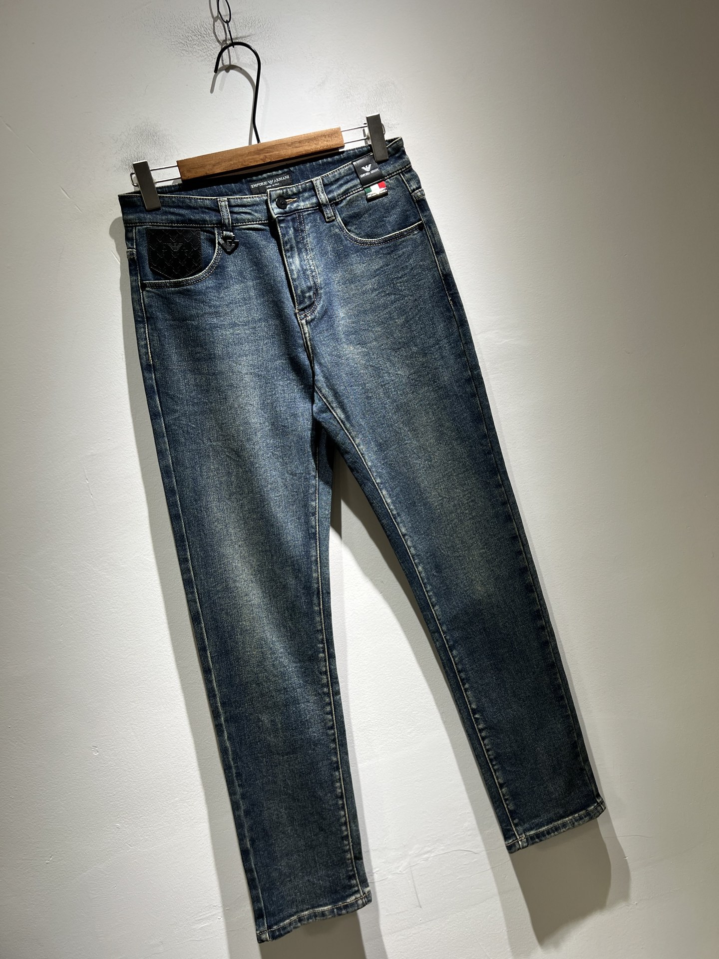 Arman阿*尼2025秋冬新款男士小直筒牛仔裤，贸易公司订单！官网同步 经典之作很好搭配衣服哦 怎么穿