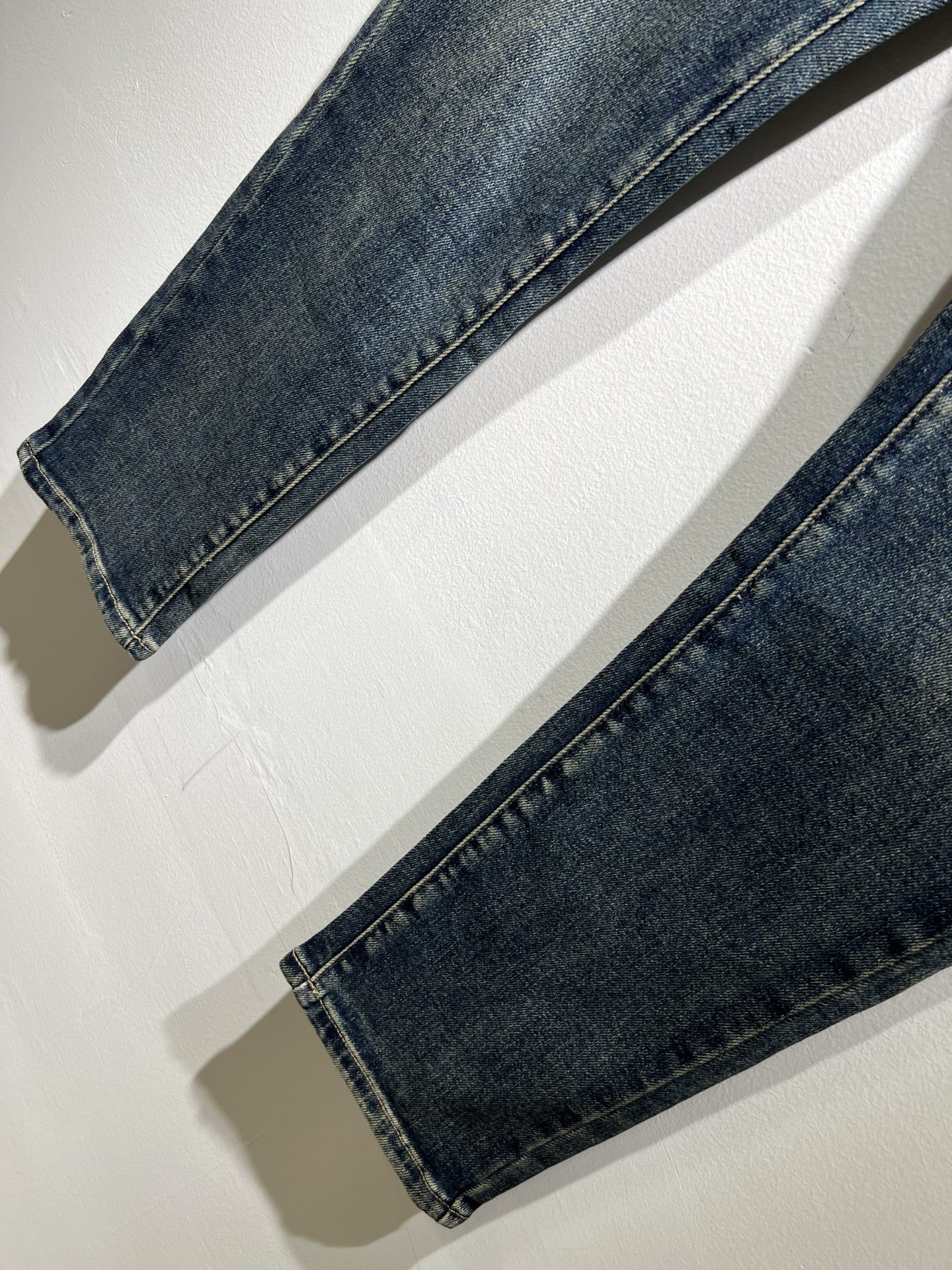 Arman阿*尼2025秋冬新款男士小直筒牛仔裤，贸易公司订单！官网同步 经典之作很好搭配衣服哦 怎么穿