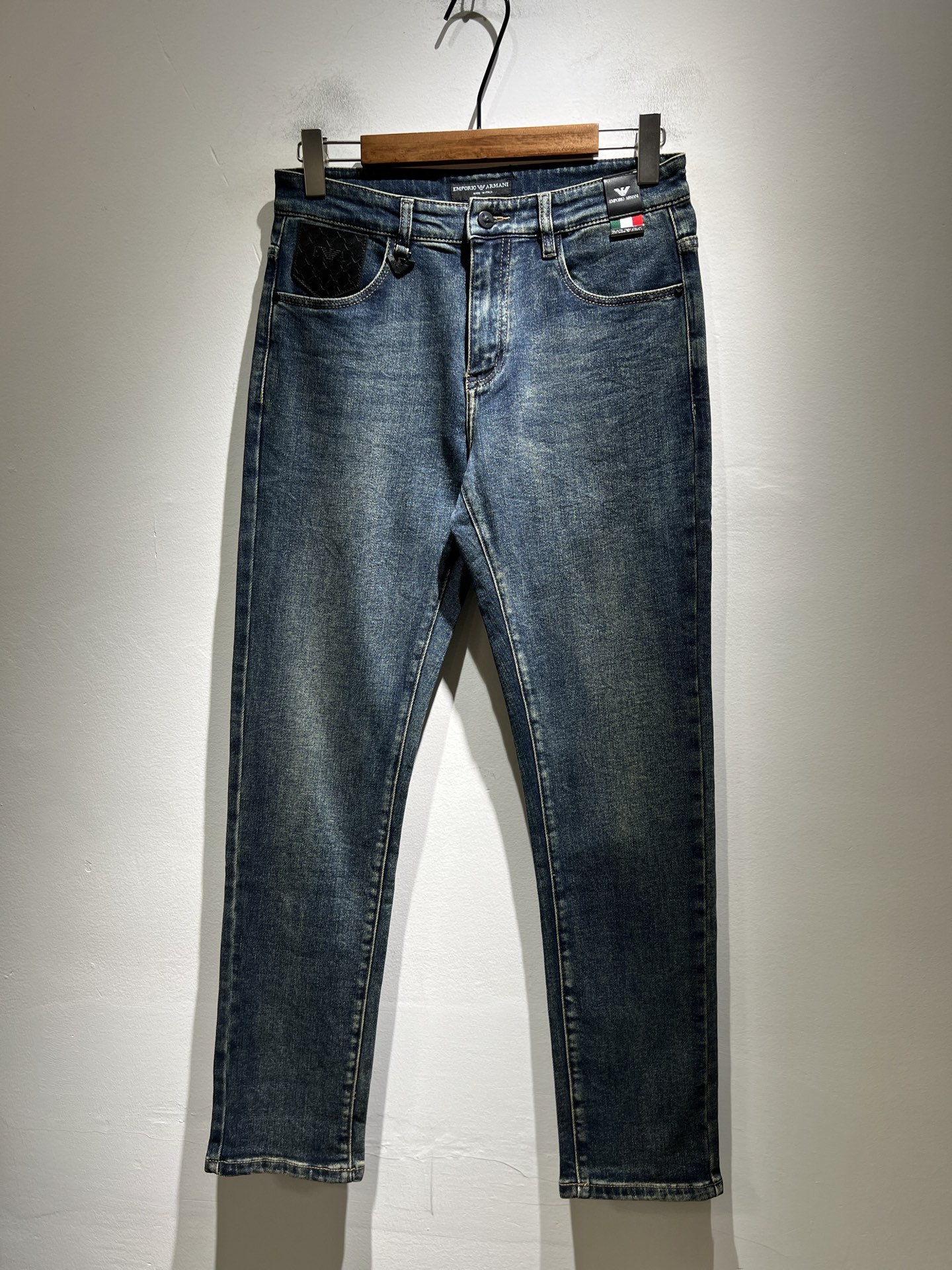 NO:610500,Arman 2025 new autumn and winter men's small straight jeans, order from trading company!  Synchronized with the official website. The classic works go well with clothes. It tastes good no matter how you wear it. The original imported retro denim fabric has a soft feel and is truly low-key and luxurious. It is very suitable for autumn and winter. The standard straight slim fit is more comfortable and unrestrained to wear. The accessories are particularly exquisite. Exquisite original logo waist plate design!  The inner lining and wiring are very solid. The key point is that it is very cost-effective and the quality is very good. It is worth buying!  Size 30 -3837,,armani,jeans,alexander wang19860909Arman阿*尼2025秋冬新款男士小直筒牛仔裤,贸易公司订单！官网同步 经典之作很好搭配衣服哦 怎么穿都很有味道 原版进口复古牛仔布面料 柔软手感 真正的低调奢华 很是适合秋冬季节穿着 标准直筒修身版型 穿起来更加舒服 无拘无束 辅料上面特别的讲究 精致原版标志logo腰牌设计！内衬走线都非常的扎实 重点就是 性价比非常高 质量非常好 值得购入！尺码30 -3837,,armani,jeans,alexander wang,Men's clothing