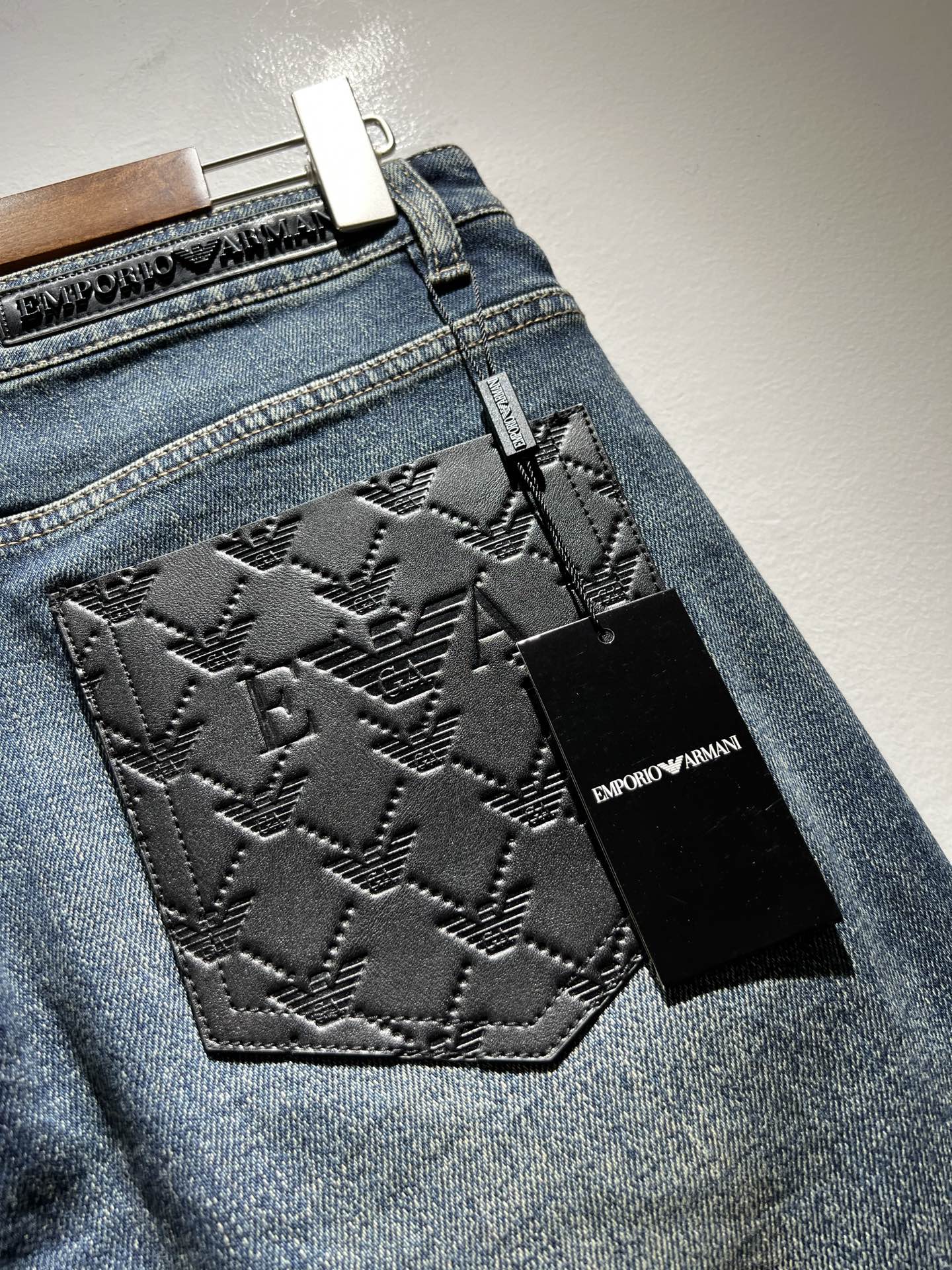 Arman阿*尼2025秋冬新款男士小直筒牛仔裤，贸易公司订单！官网同步 经典之作很好搭配衣服哦 怎么穿