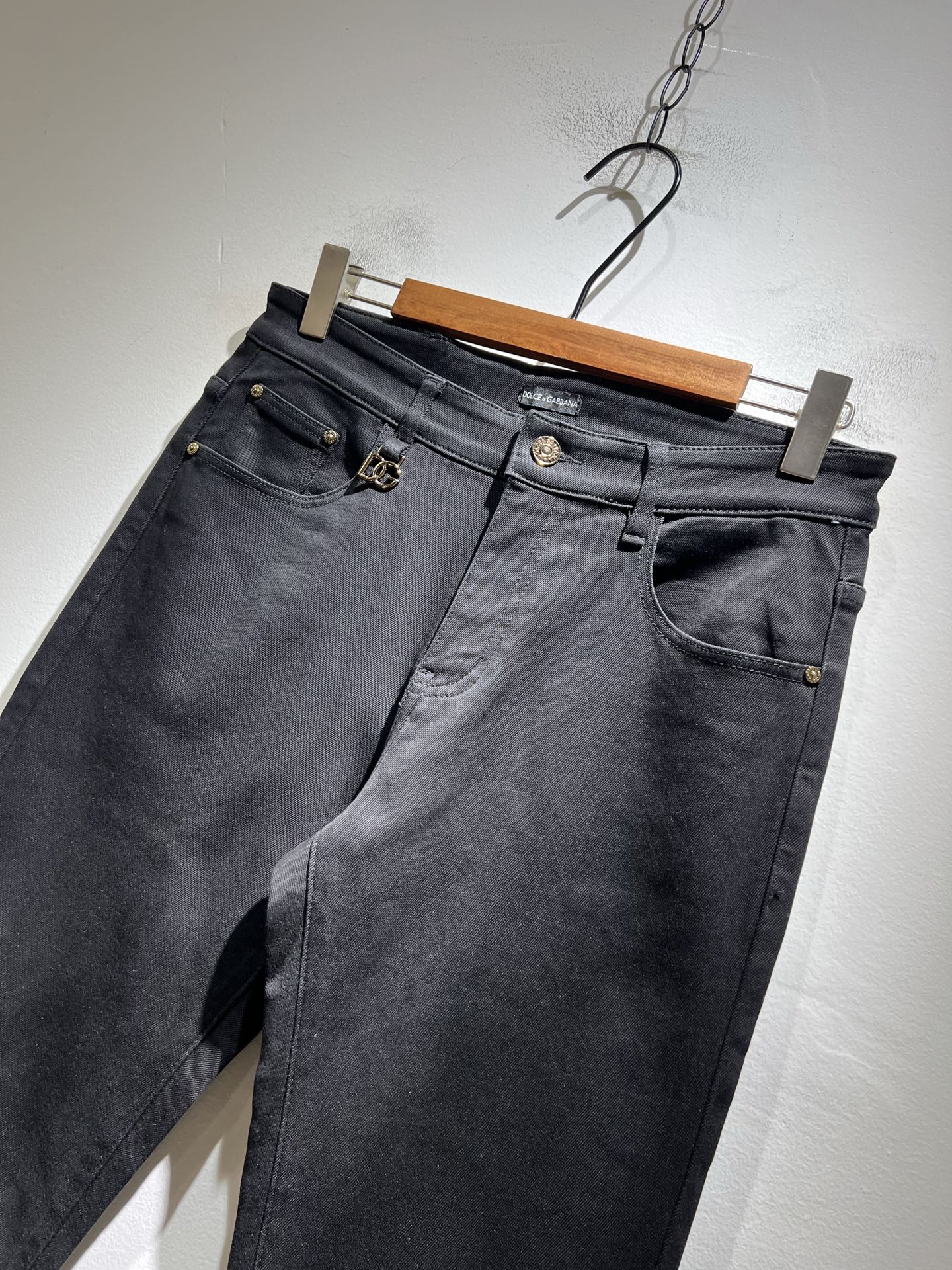 Dolce & 杜嘉*纳 2025秋冬新品牛仔裤，水洗处理自然不易变形脱色、立体剪裁完美塑形面料质舒适柔