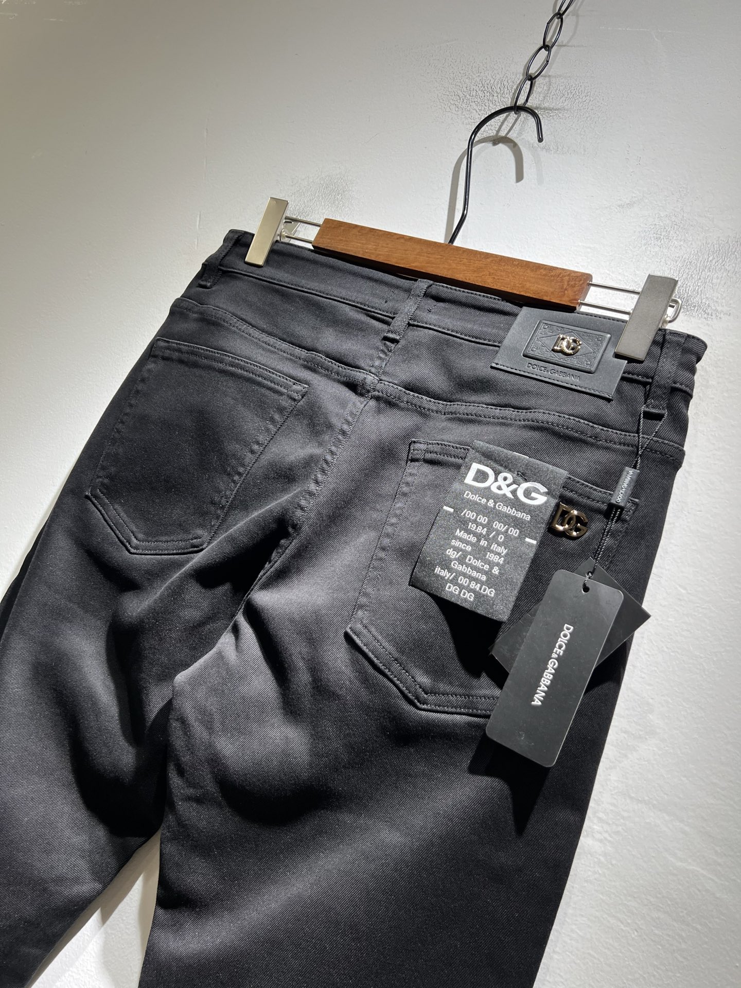 Dolce & 杜嘉*纳 2025秋冬新品牛仔裤，水洗处理自然不易变形脱色、立体剪裁完美塑形面料质舒适柔