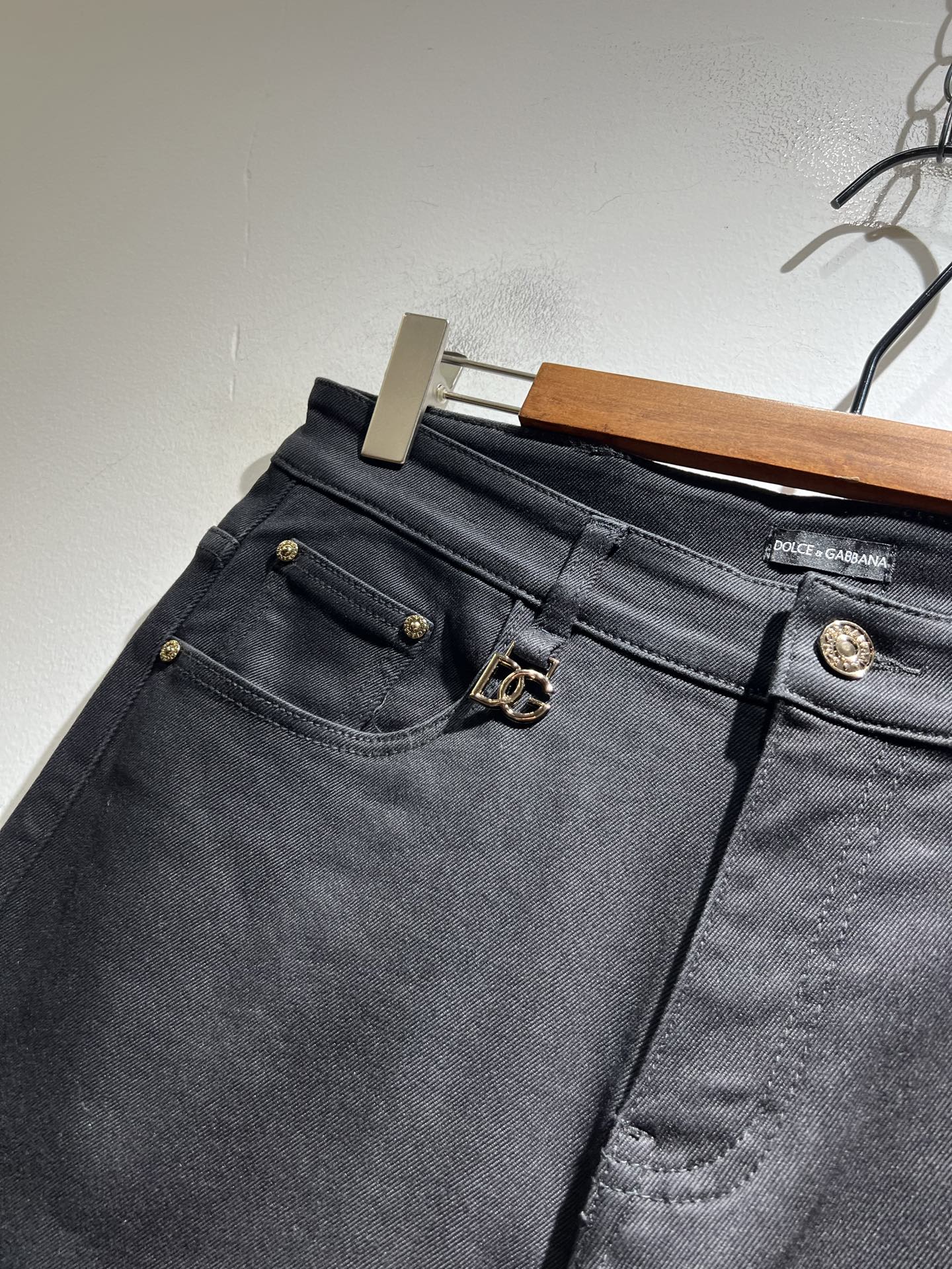 Dolce & 杜嘉*纳 2025秋冬新品牛仔裤，水洗处理自然不易变形脱色、立体剪裁完美塑形面料质舒适柔