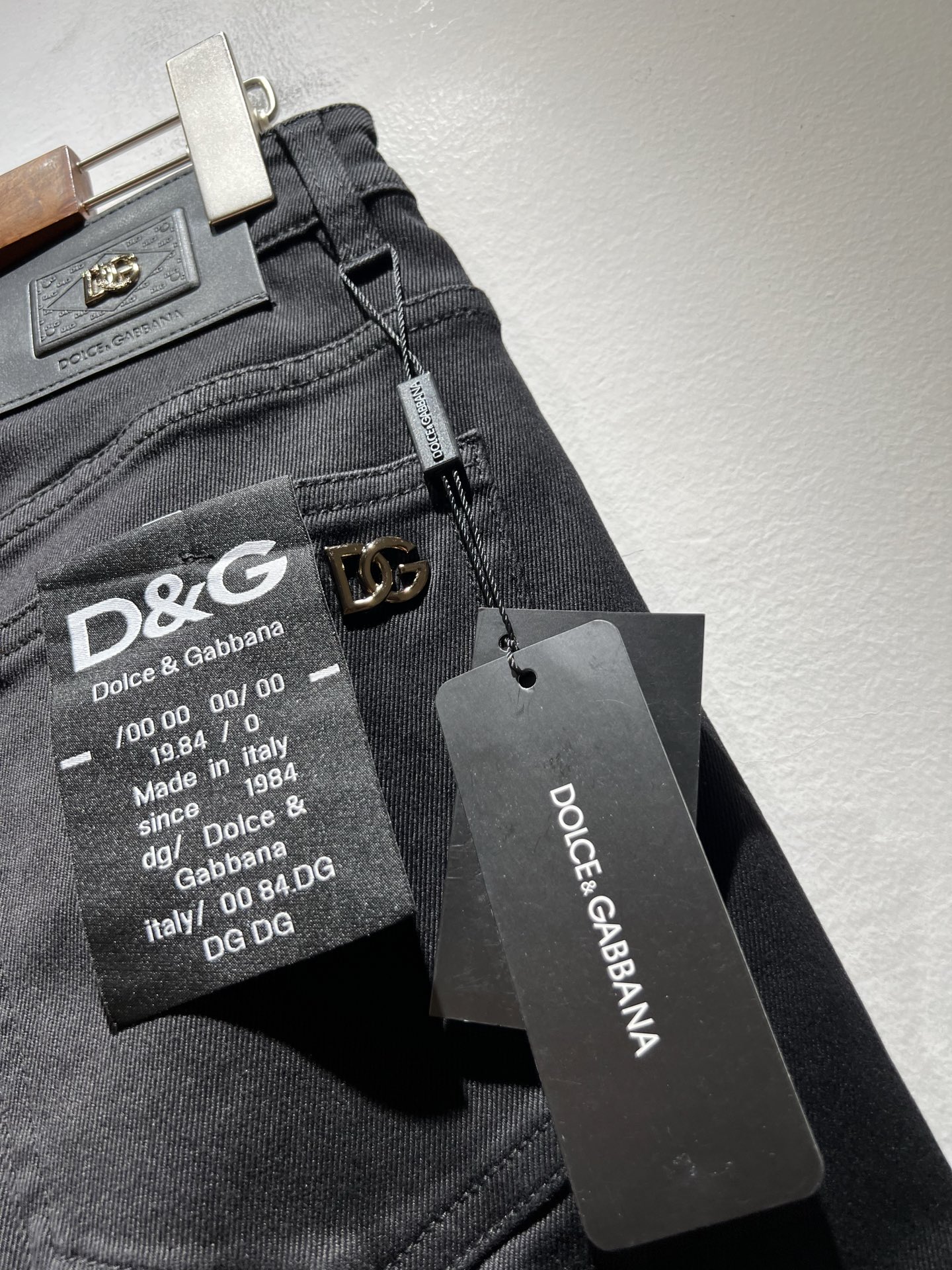 Dolce & 杜嘉*纳 2025秋冬新品牛仔裤，水洗处理自然不易变形脱色、立体剪裁完美塑形面料质舒适柔