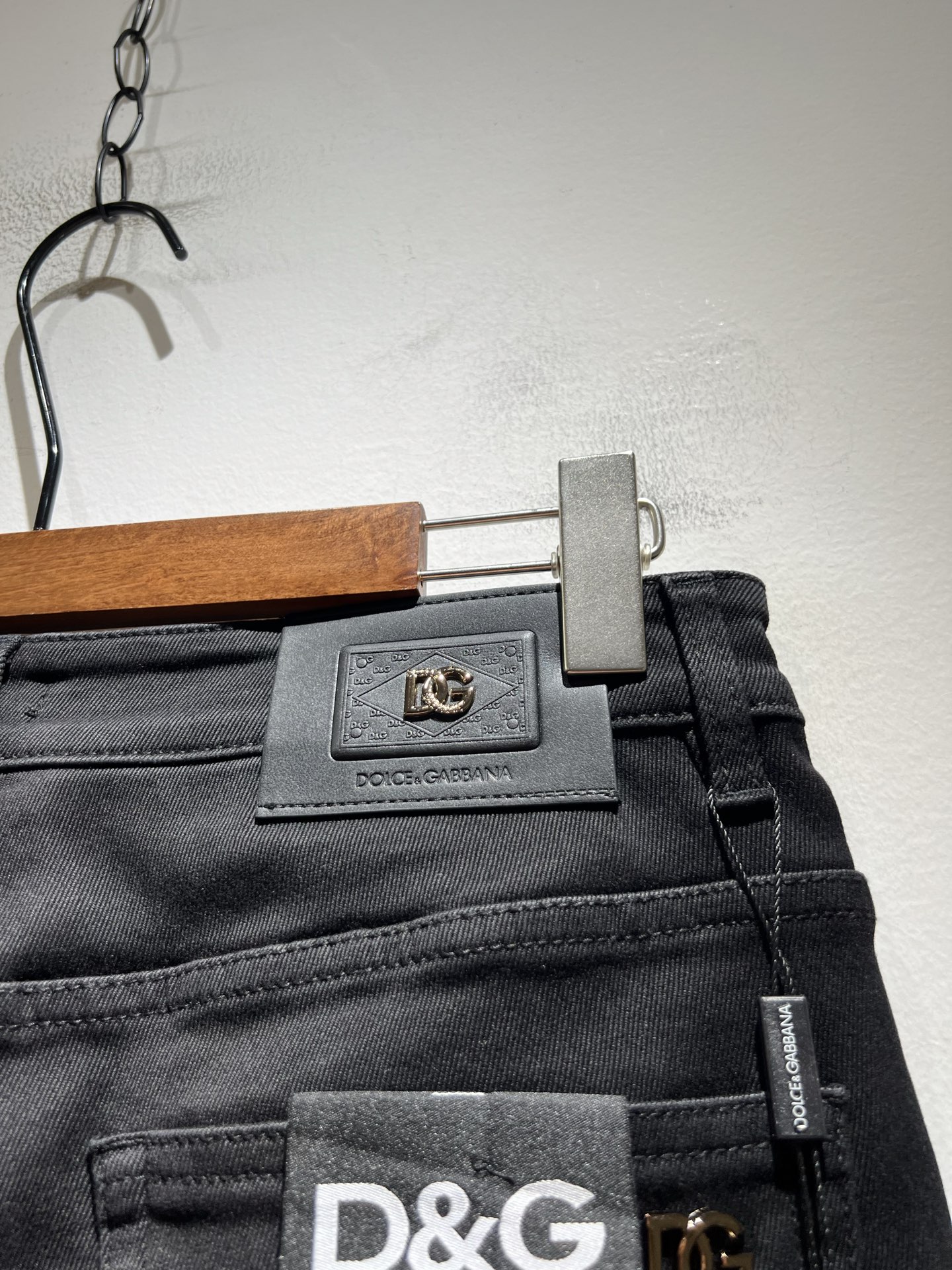 Dolce & 杜嘉*纳 2025秋冬新品牛仔裤，水洗处理自然不易变形脱色、立体剪裁完美塑形面料质舒适柔