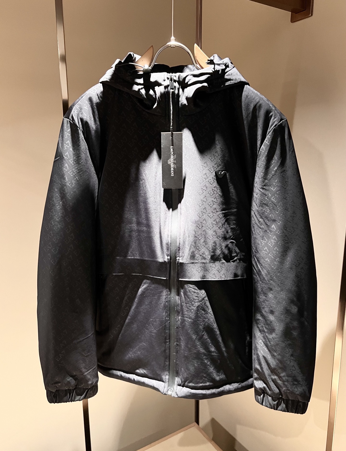 NO:596035,Arman 2025 autumn and winter casual cotton jackets, the latest fashionable casual zipper jackets, fashionable jackets! Trading company channels are rare, and they are sold simultaneously on the official website. The most anticipated high-quality goods by gods and goddesses are coming, allowing you to feel what real luxury has connotation! This jacket is made of professionally customized lightweight technical fabrics, with a clean, smooth and shiny surface. The texture is obvious through the screen. The upper body is comfortable, light and not stuffy, giving you the most enjoyable wearing experience!  Panoramic and exquisite logo pattern design!  It perfectly improves the overall sense of luxury and class, and you can get the high-end luxury atmosphere at a glance! The jacket is cut in a basic and conventional style, and the upper body is versatile, simple and unobtrusive. It can easily cope with various occasions and environments. It is undoubtedly a must-have product for daily commuting! Sizes M～3XL,,armani,jackets & coats,jackets & coats,alexander wang19860909Arman阿*尼 2025秋冬休闲棉服夹克外套,最新时尚休闲拉链夹克,时尚夹克外套!贸易公司渠道稀出,同步官网发售,男神女神最为期待的精品狠货重磅来袭,让你感受到什么叫真正的高奢有内涵!此款夹克外套选用专业定制的轻薄科技面料制成,表面整洁光滑且富有光泽,质感透过屏幕都显而易 见,上身舒适轻盈不闷热,给你最为享受的穿着体验！全景精致Logo图案设计！完美提升了整体的奢华档次感,一眼就能Get到的高端奢华气息!基础常规的夹克版型裁剪,上身百搭简约不挑人,轻松应对各种场合与环境,属于日常通勤必备的臻品无疑!尺码M～3XL,,armani,jackets & coats,jackets & coats,alexander wang,Men's clothing