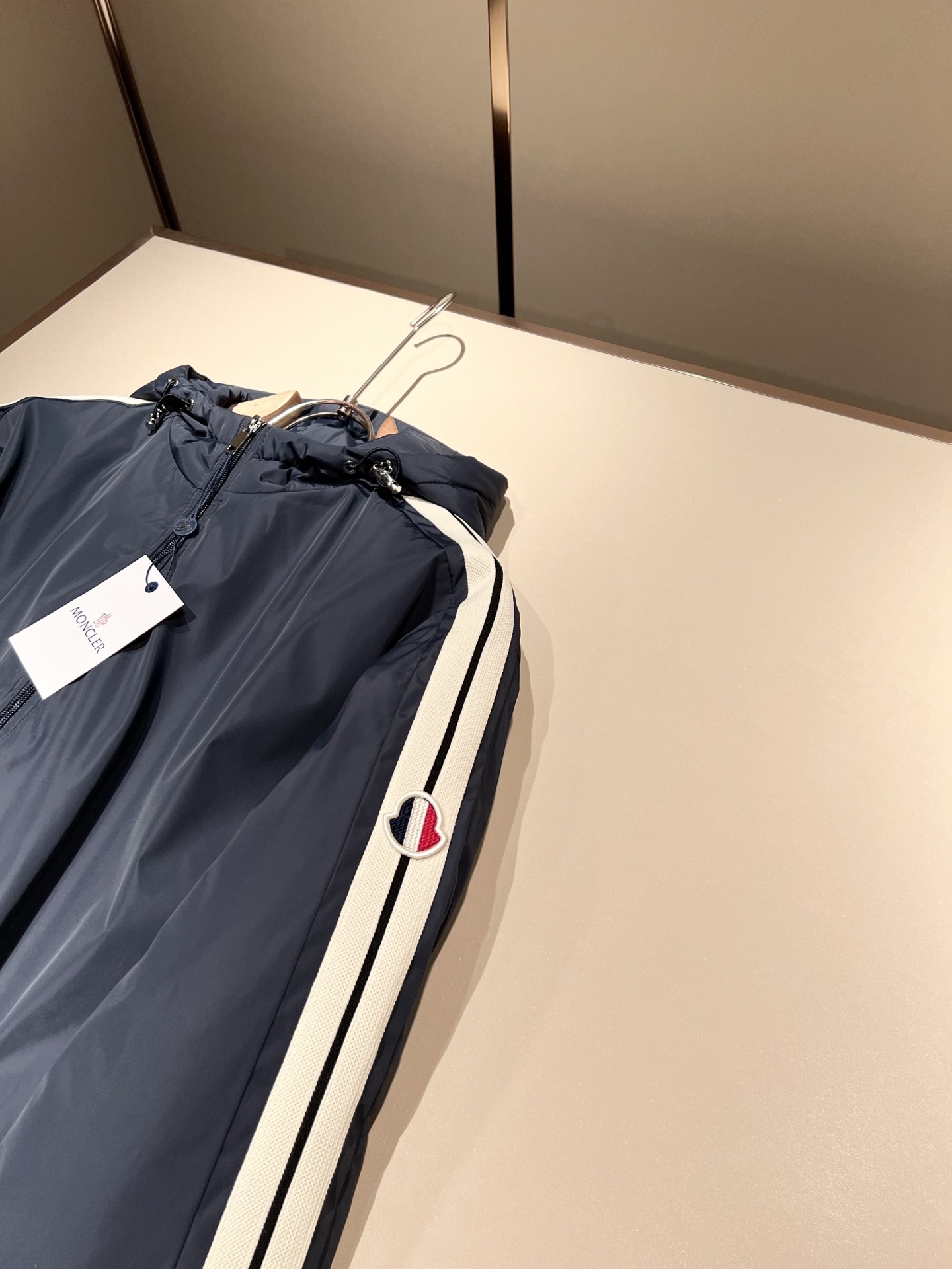 Monc*ler蒙*口 2025秋冬经典棉服夹克外套，都市时尚休闲款！设计原版logo五金配件，面料超软