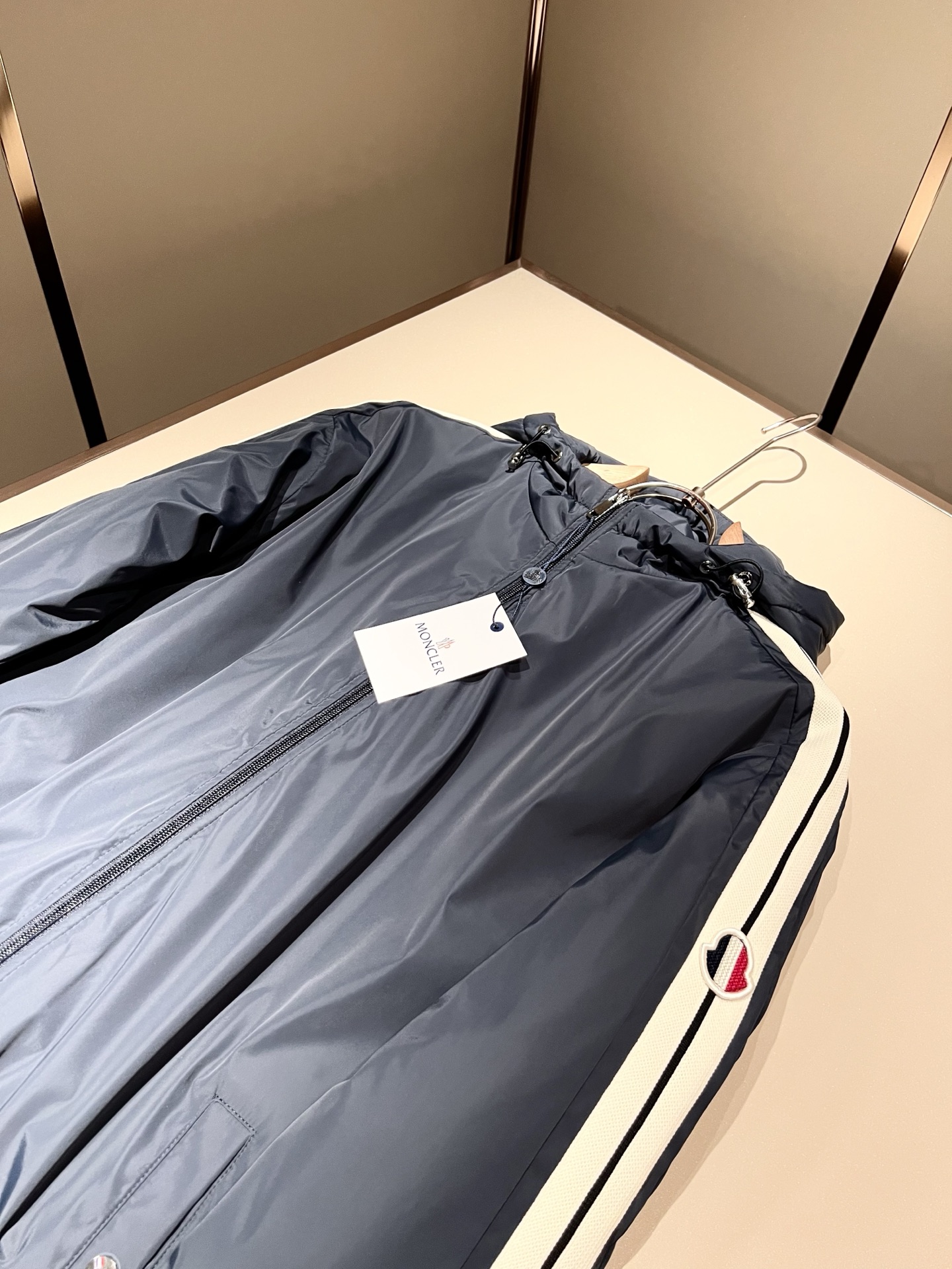 Monc*ler蒙*口 2025秋冬经典棉服夹克外套，都市时尚休闲款！设计原版logo五金配件，面料超软