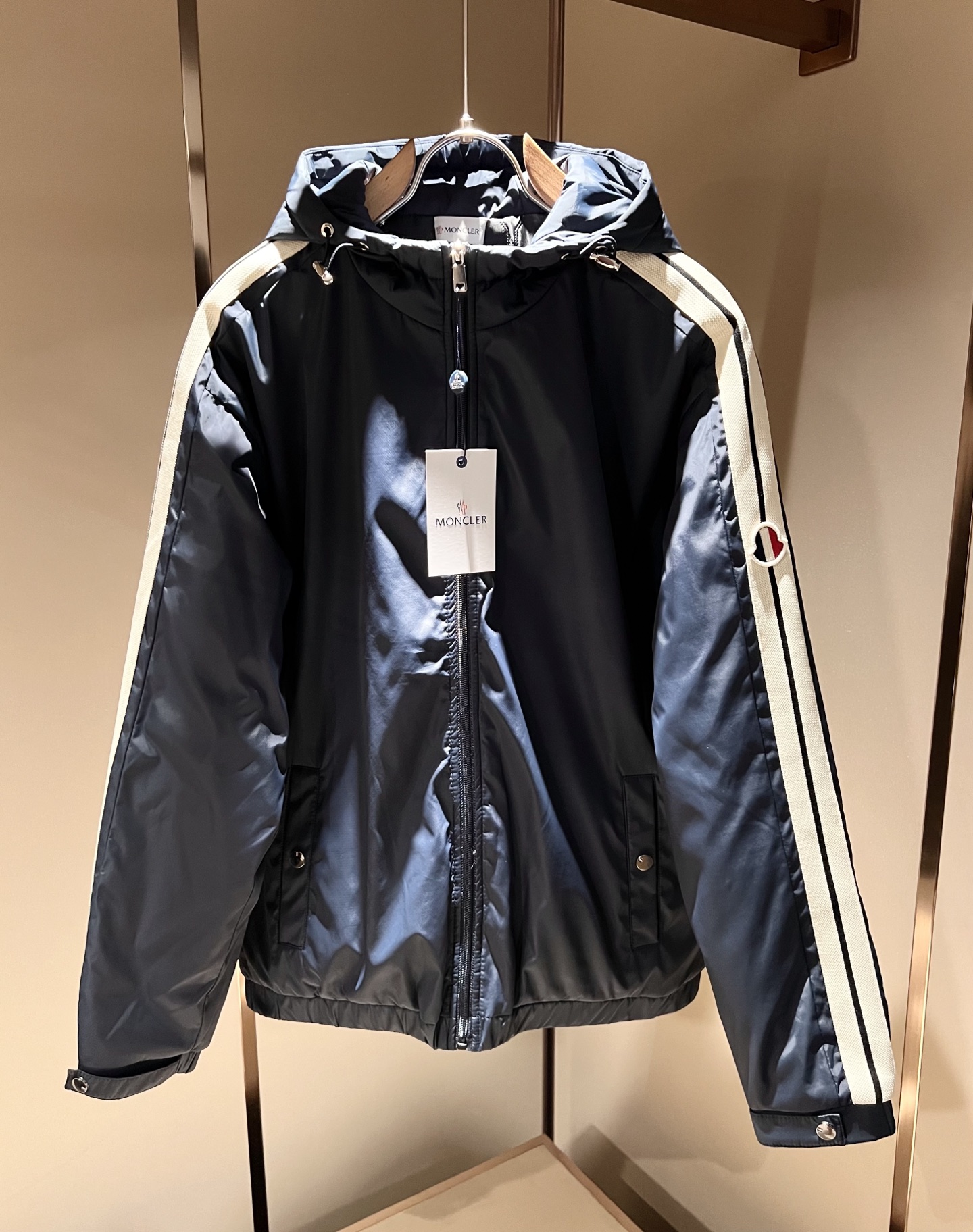 NO:596021,Monc*ler hooded*2025 autumn and winter classic cotton jacket, urban fashion and casual style!  Design original logo hardware accessories, super soft fabrics, handsome and popular jackets. Fashionable urban versatile style, quick-drying clothes, quick dehydration and drying after washing, breathable upper body and fashionable and beautiful. The specially supplied fabrics are knitted cotton fabrics imported from the UK. They have a light luster, unique texture, soft and smooth feel, and excellent details. It is not a product that can be compared with ordinary fabrics. The sleeves are decorated with classic mask embroidery labels, a very attractive design, and the hem and cuffs are elasticated.  Inseam hemming process, customized original logo hardware and accessories design!  The details are in place. It gives outdoor users a full experience and perfect protection, bringing us closer to the challenges of nature!  Minimalist design elements of the season, a must-have item for trendy men, perfect slim fit, highly recommended!  Size M-3XL,,Moncler,jackets & coats,jackets & coats,alexander wang19860909Monc*ler蒙*口 2025秋冬经典棉服夹克外套,都市时尚休闲款！设计原版logo五金配件,面料超软面料帅酷爆款夹克外套.时尚都市百搭款款,速干衣,水洗后快速脱水干爽,上身透气而且时尚靓丽,特供面料都是英国进口针织棉面料,淡淡光泽,质感独特,手感柔嫩顺滑,细节出色 不是一般面料所能对比的产品.袖子饰经典蒙口刺绣贴标,非常极具魅力的设计,下摆及袖口钧为松紧束口 内缝包边工艺,定制原版logo五金辅料设计！细节非常到位.给户外使用者充分的体验和完善的保护,让我们更接近大自然的挑战！极简当季的设计元素,潮男必备单品,完美修身版型,强烈推荐！尺码M-3XL,,Moncler,jackets & coats,jackets & coats,alexander wang,Men's clothing