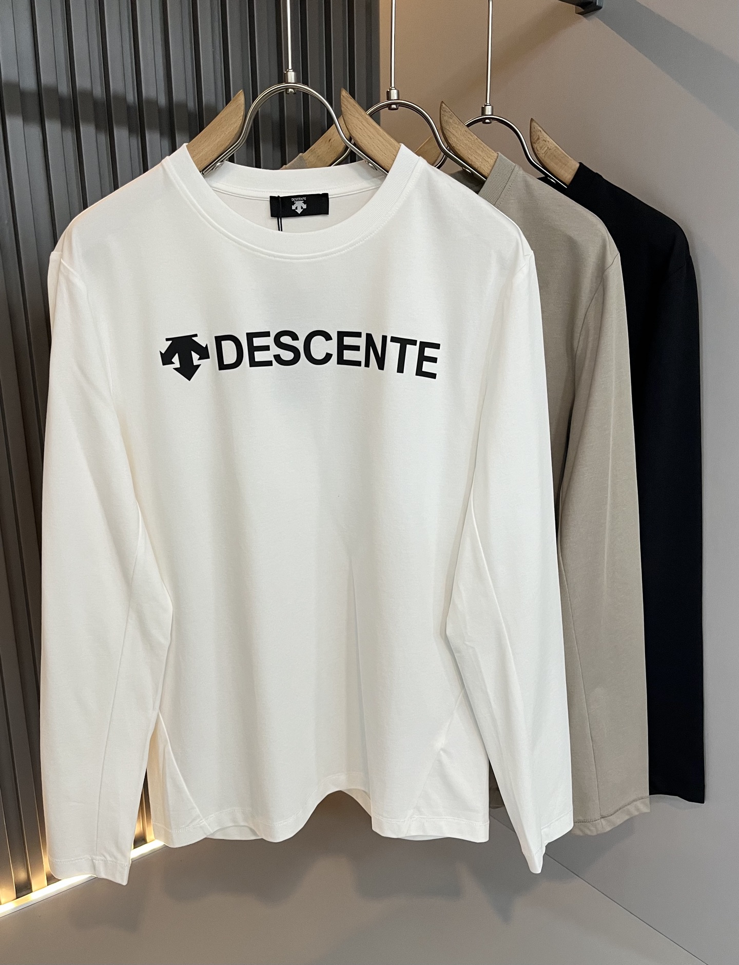 NO:594816,DESCENTE, a new base layer for autumn and winter, has been a professional sports brand since its glory in 1935. For more than 80 years, it has always adhered to the spirit of 'Design That Moves' to drive sports with design, integrating innovative technology with design aesthetics to create high-quality sports equipment in many professional fields such as skiing, golf, and triathlon!  The latest design elements of the brand!  It’s neither monotonous nor complicated, just the right amount to show off your taste!  Top-notch logo lamination design for customers!  Comfortable, sweat-absorbent and breathable are not a problem at all. The unique luxury feel of the fabric presents a simple and elegant temperament!  Full three-dimensional! Standard cutting design!  Every detail is in sync with high-end fashion. Size: M-3XL, alexander wang19860909迪桑特DESCENTE,秋冬新款打底衫,自1935年荣耀至今的专业运动品牌.80余年来,始终坚持“Design That Moves” 以设计驱动运动的精神,将创新科技与设计美学相融合,在滑雪、高尔夫、铁人三项等多个专业领域,打造高品质的运动装备！品牌最新设计元素！既不单调也不复杂,恰到好处的展现品味！客供顶级logo压胶设计！舒适吸汗透气根本不在话下,面料独具的高奢感呈现简约优雅气质！饱满立体!标准裁剪设计！每一处细节都是与高端时尚同步的体现.尺码:M-3XL,,alexander wang,Men's clothing