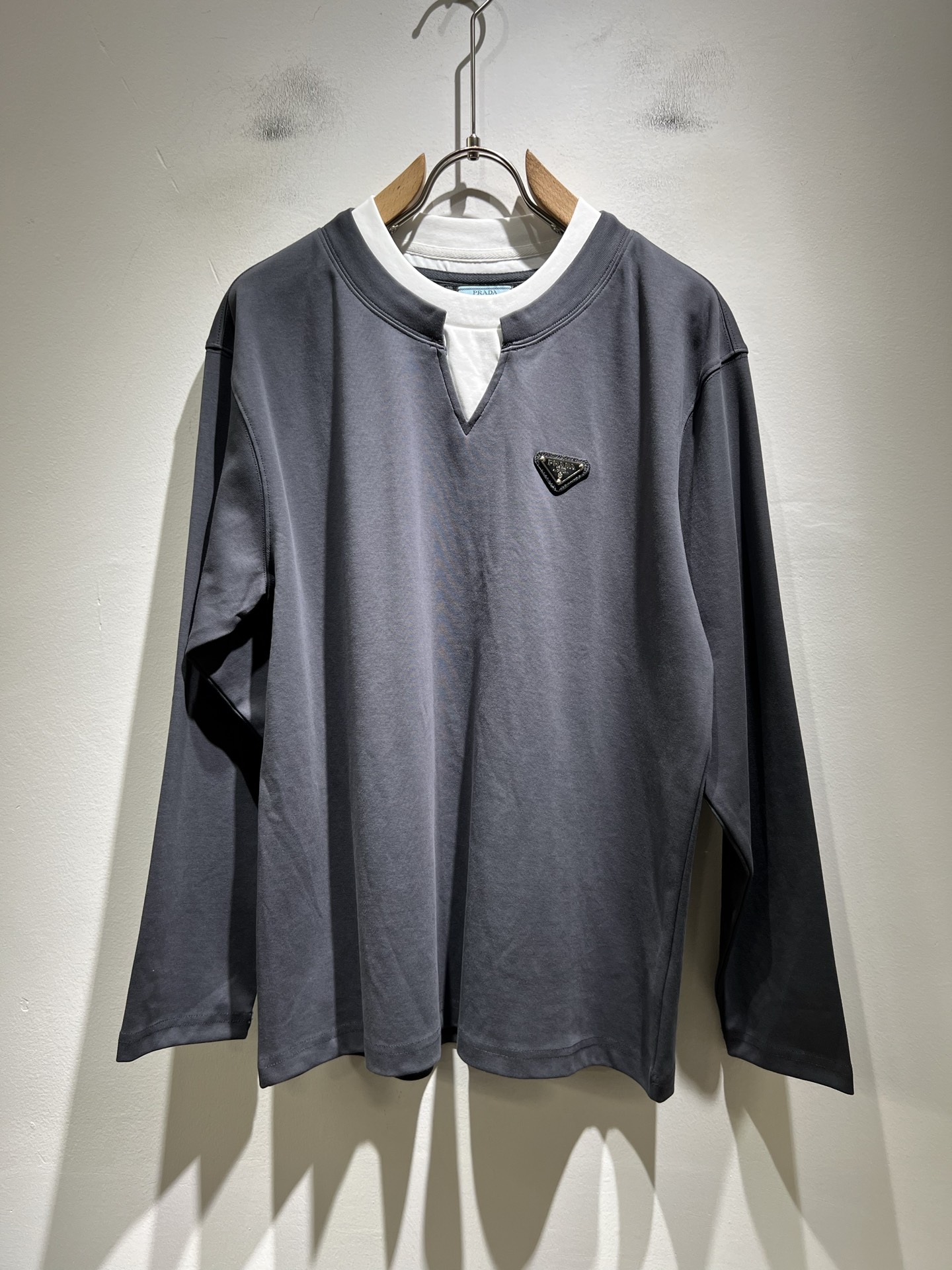 PRAD*A普*达2025秋冬新款男士打底衫，最新款全网独家首上！！~既经典有时尚百搭，谁不爱啊，将经典