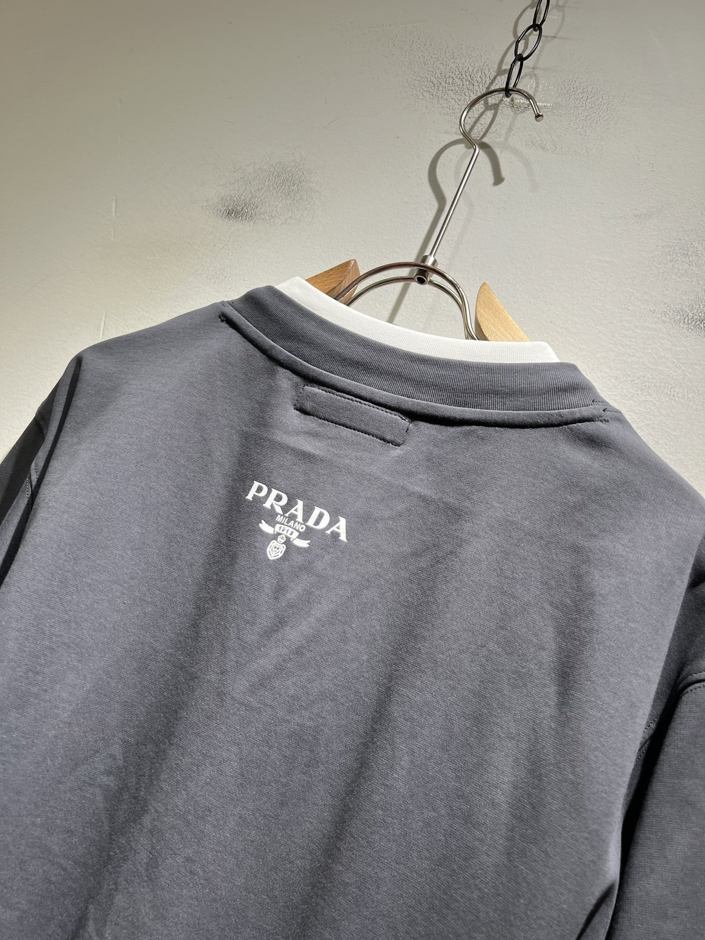 PRAD*A普*达2025秋冬新款男士打底衫，最新款全网独家首上！！~既经典有时尚百搭，谁不爱啊，将经典