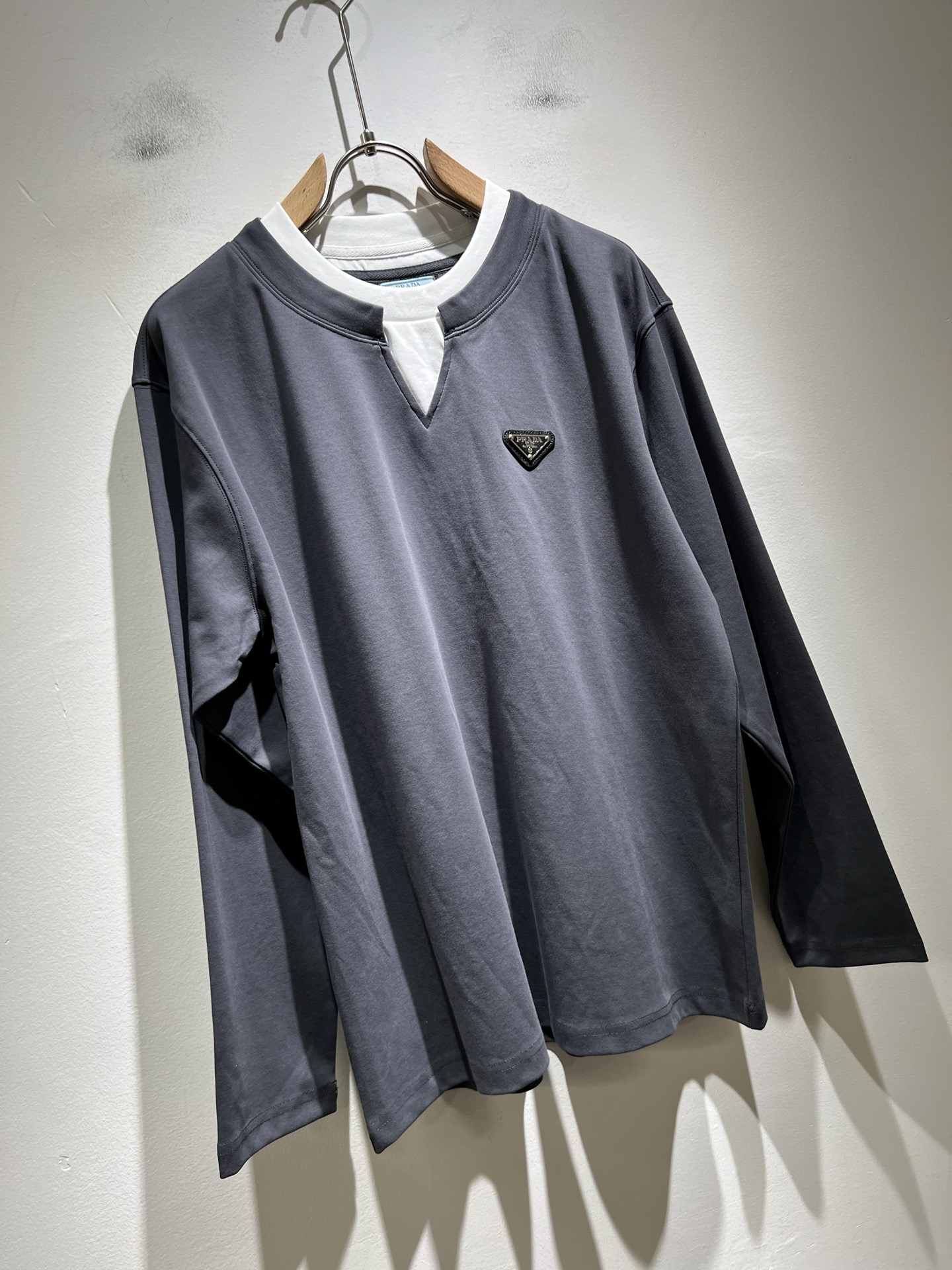 PRAD*A普*达2025秋冬新款男士打底衫，最新款全网独家首上！！~既经典有时尚百搭，谁不爱啊，将经典