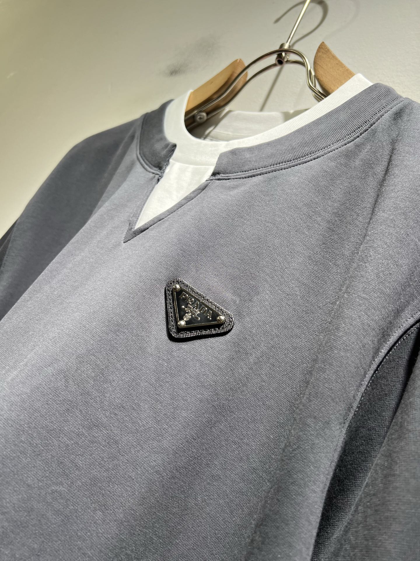 PRAD*A普*达2025秋冬新款男士打底衫，最新款全网独家首上！！~既经典有时尚百搭，谁不爱啊，将经典