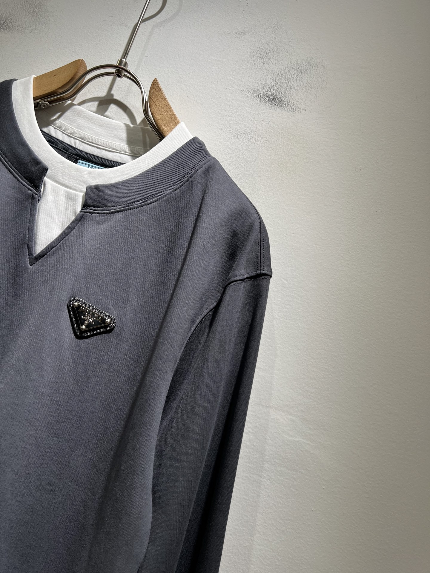 PRAD*A普*达2025秋冬新款男士打底衫，最新款全网独家首上！！~既经典有时尚百搭，谁不爱啊，将经典