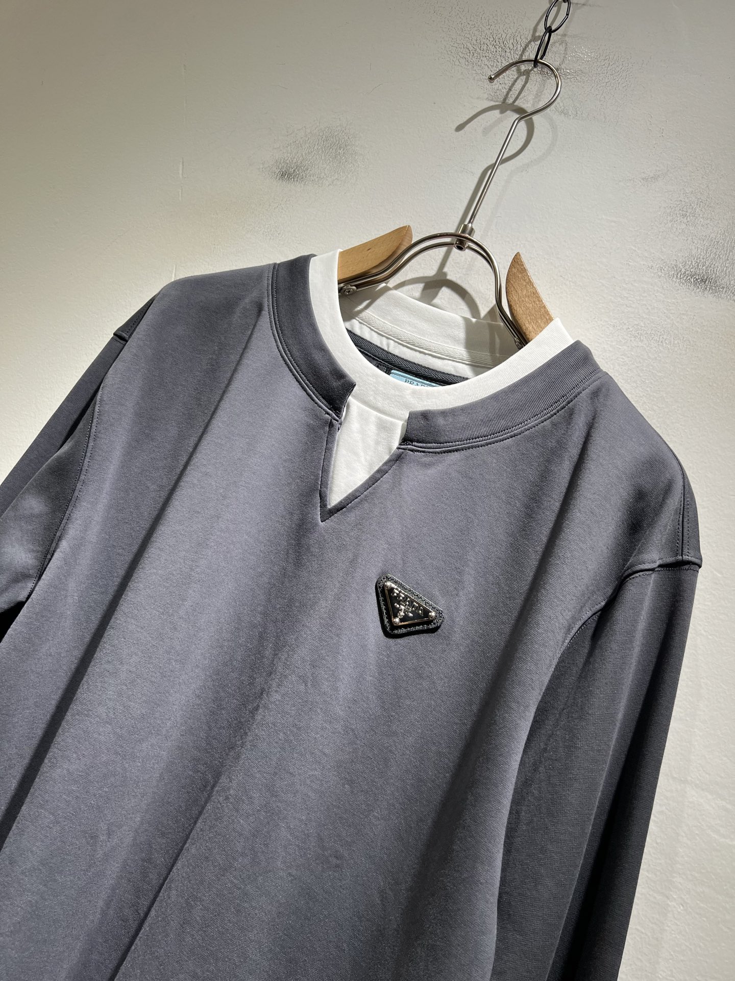 PRAD*A普*达2025秋冬新款男士打底衫，最新款全网独家首上！！~既经典有时尚百搭，谁不爱啊，将经典