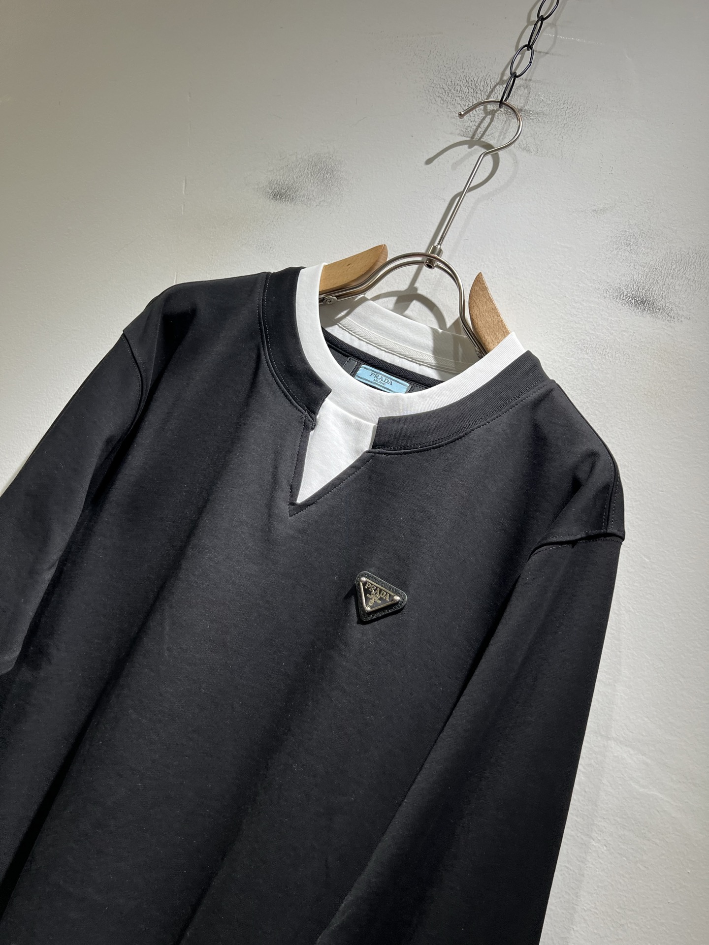 PRAD*A普*达2025秋冬新款男士打底衫，最新款全网独家首上！！~既经典有时尚百搭，谁不爱啊，将经典