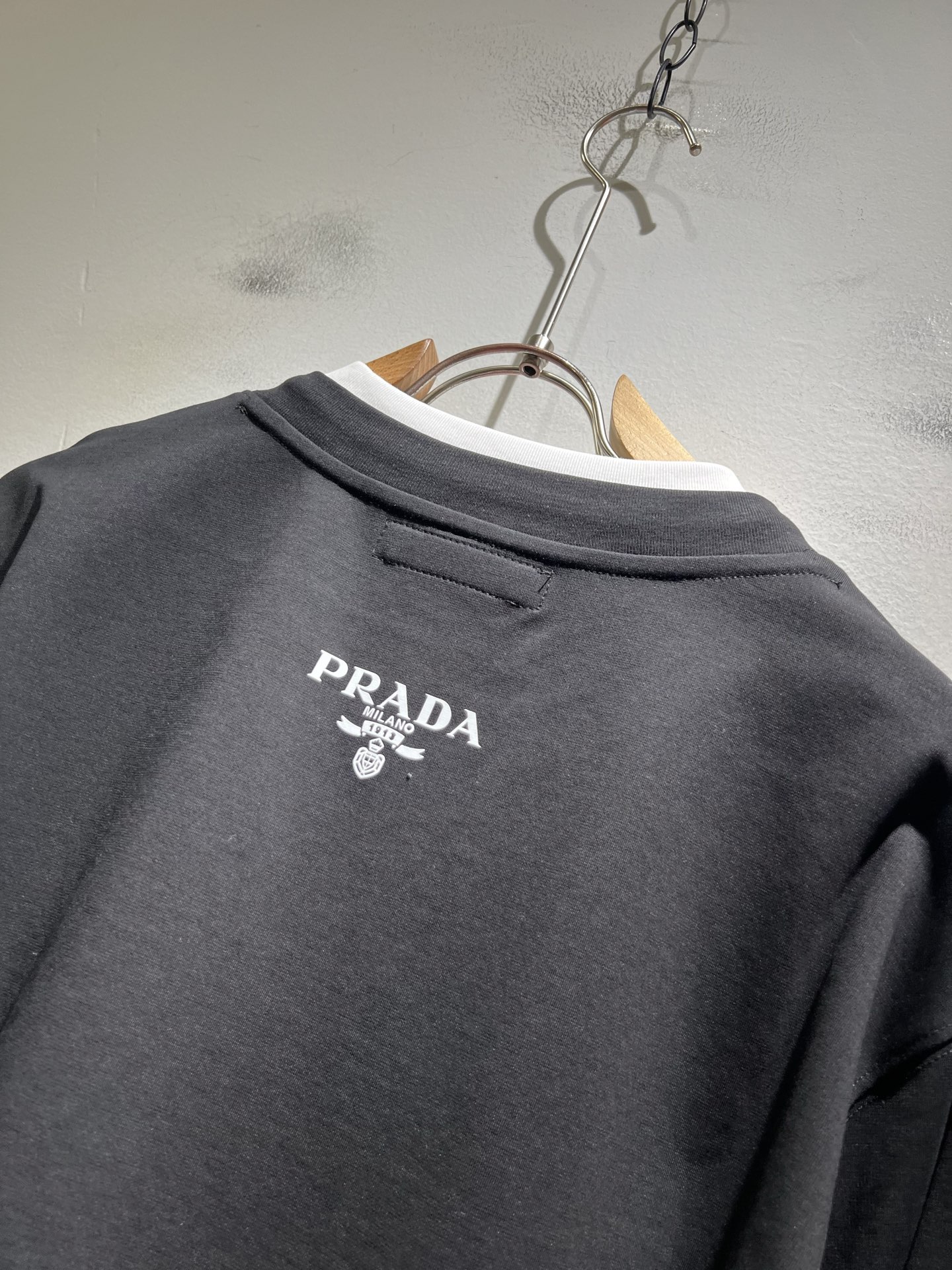 PRAD*A普*达2025秋冬新款男士打底衫，最新款全网独家首上！！~既经典有时尚百搭，谁不爱啊，将经典