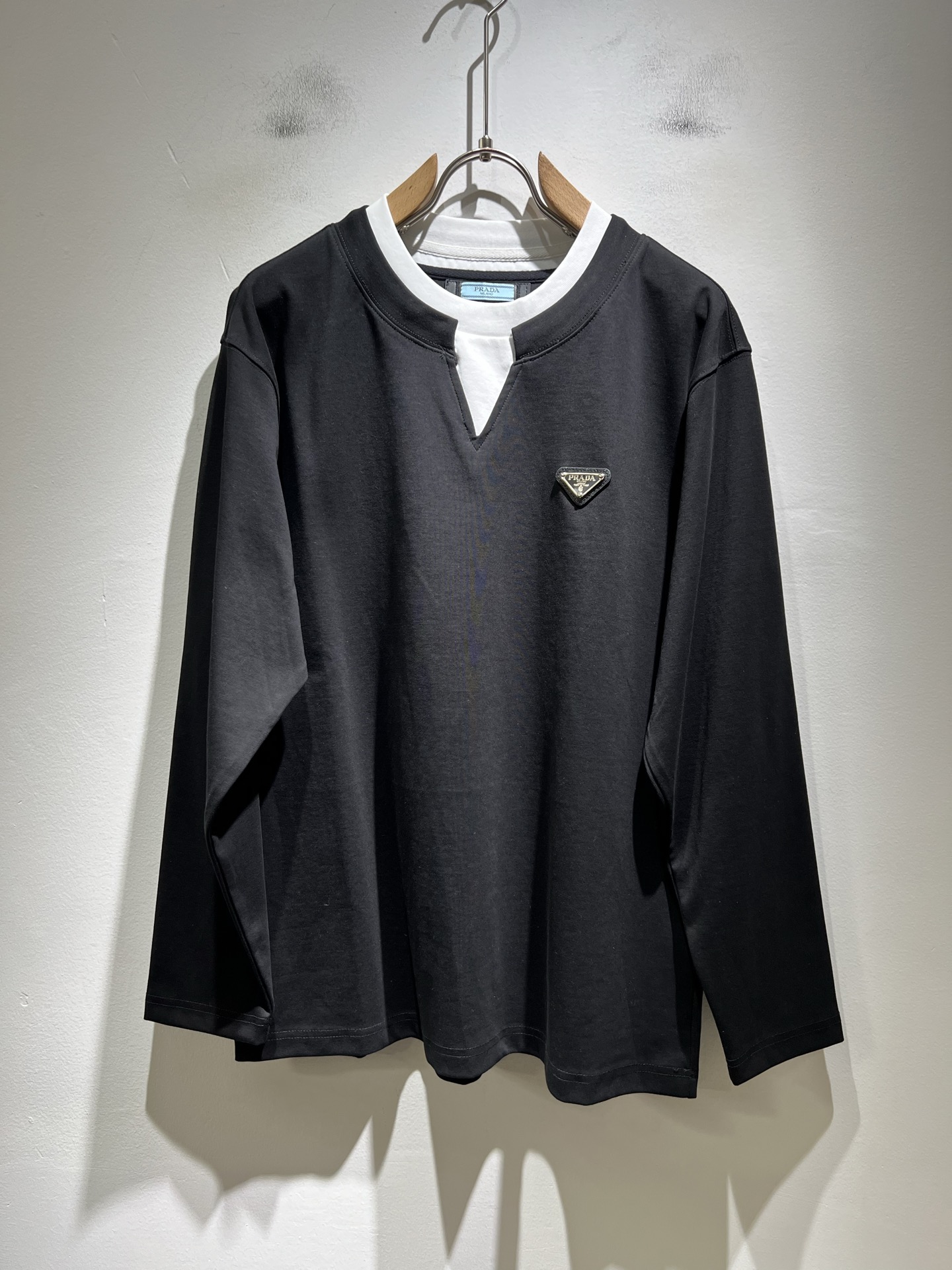 NO:610534,PRAD*A's 2025 autumn and winter new men's base layer shirt, the latest model is exclusively available on the entire network!  !  ~It is both classic and fashionable, who doesn’t love it? It shows the classic again, it is very eye-catching, and it has a low-luxury aura and recognition!  Pr*da's traditional brand concept and modern advanced technology are perfectly combined. Coupled with an extremely modern and simple design, Pr*da's exclusive logo pattern badge design!  Customized 100% imported pure cotton fabric!  The texture of this model is quite impressive. You can tell the specifications and grades at your fingertips. The level of finesse and breathability are top-notch!  Size S-2XL,,prada,alexander wang19860909PRAD*A普*达2025秋冬新款男士打底衫,最新款全网独家首上！！~既经典有时尚百搭,谁不爱啊,将经典再次展现,非常的耐看,自带低奢光环与辨识度！Pr*da传统的品牌理念和现代化的先进技术进行了完美结合.加上极其现代摩登风范的简约设计,p家专属logo图案徽章设计！定制百分百进口纯棉面料！此款的质感相当感人 触手便知规格档次 细腻程度与透气效果堪称顶级！尺码S-2XL,,prada,alexander wang,Men's clothing