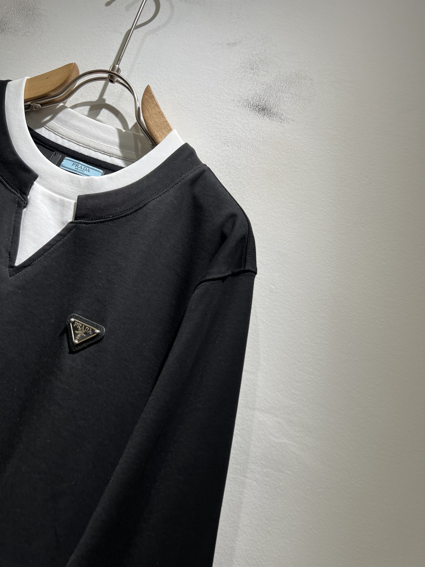 PRAD*A普*达2025秋冬新款男士打底衫，最新款全网独家首上！！~既经典有时尚百搭，谁不爱啊，将经典