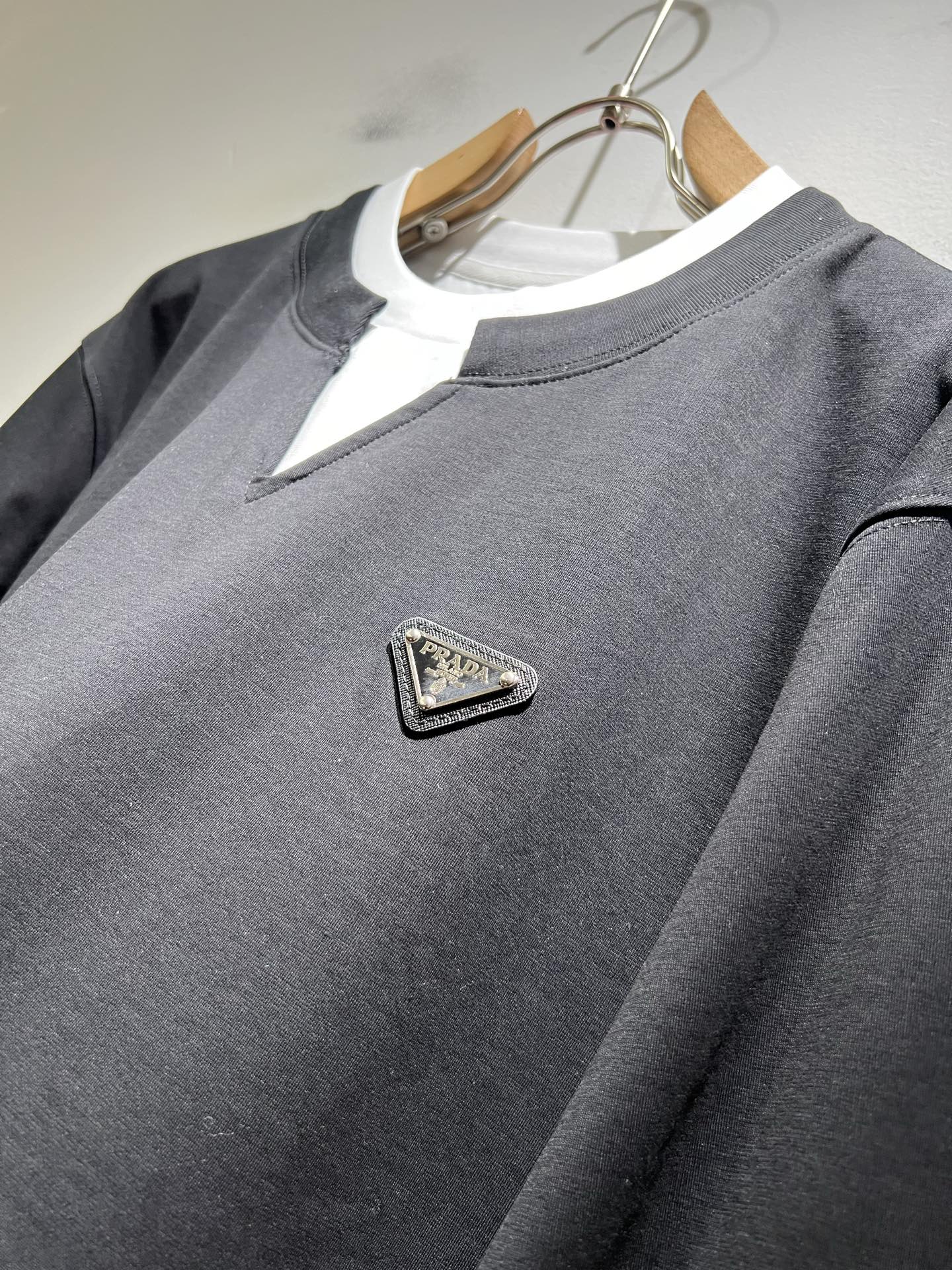 PRAD*A普*达2025秋冬新款男士打底衫，最新款全网独家首上！！~既经典有时尚百搭，谁不爱啊，将经典