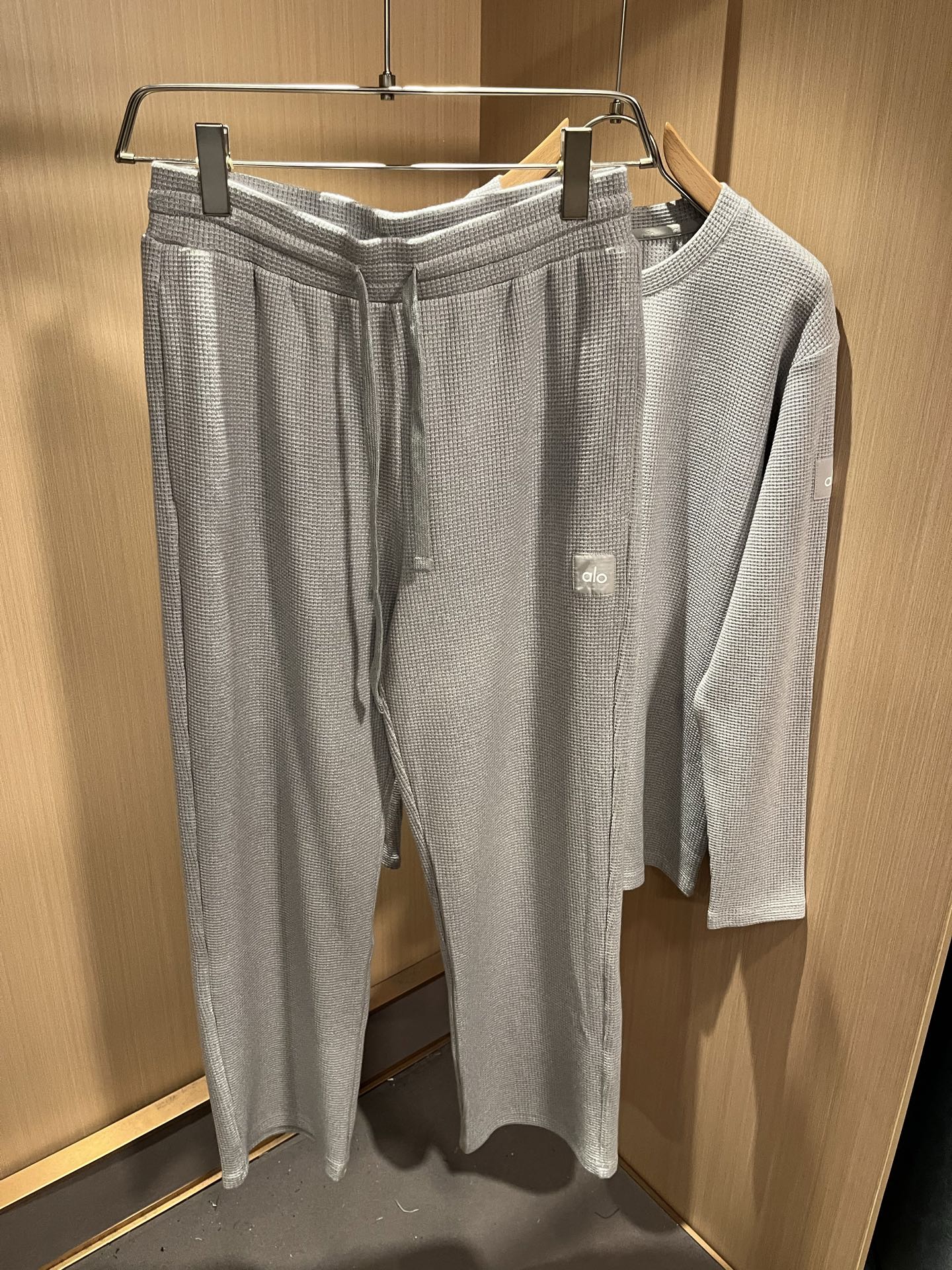 Alo2025秋冬全新系列单品上线，非常时髦前卫的一款男女同款套装，标识logo图案贴标修饰！区别于以往