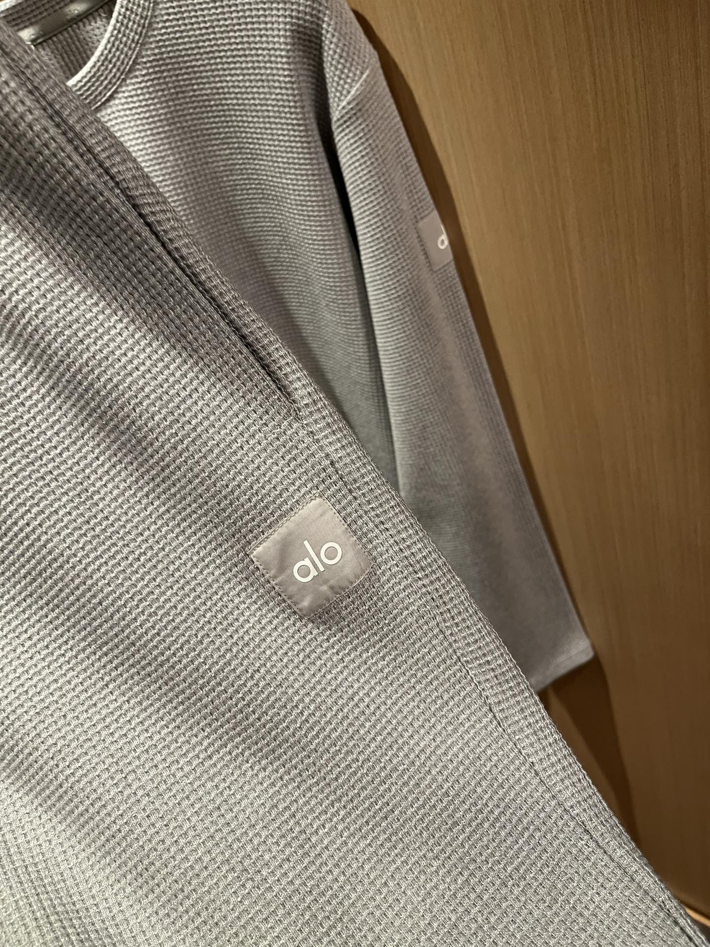 Alo2025秋冬全新系列单品上线，非常时髦前卫的一款男女同款套装，标识logo图案贴标修饰！区别于以往