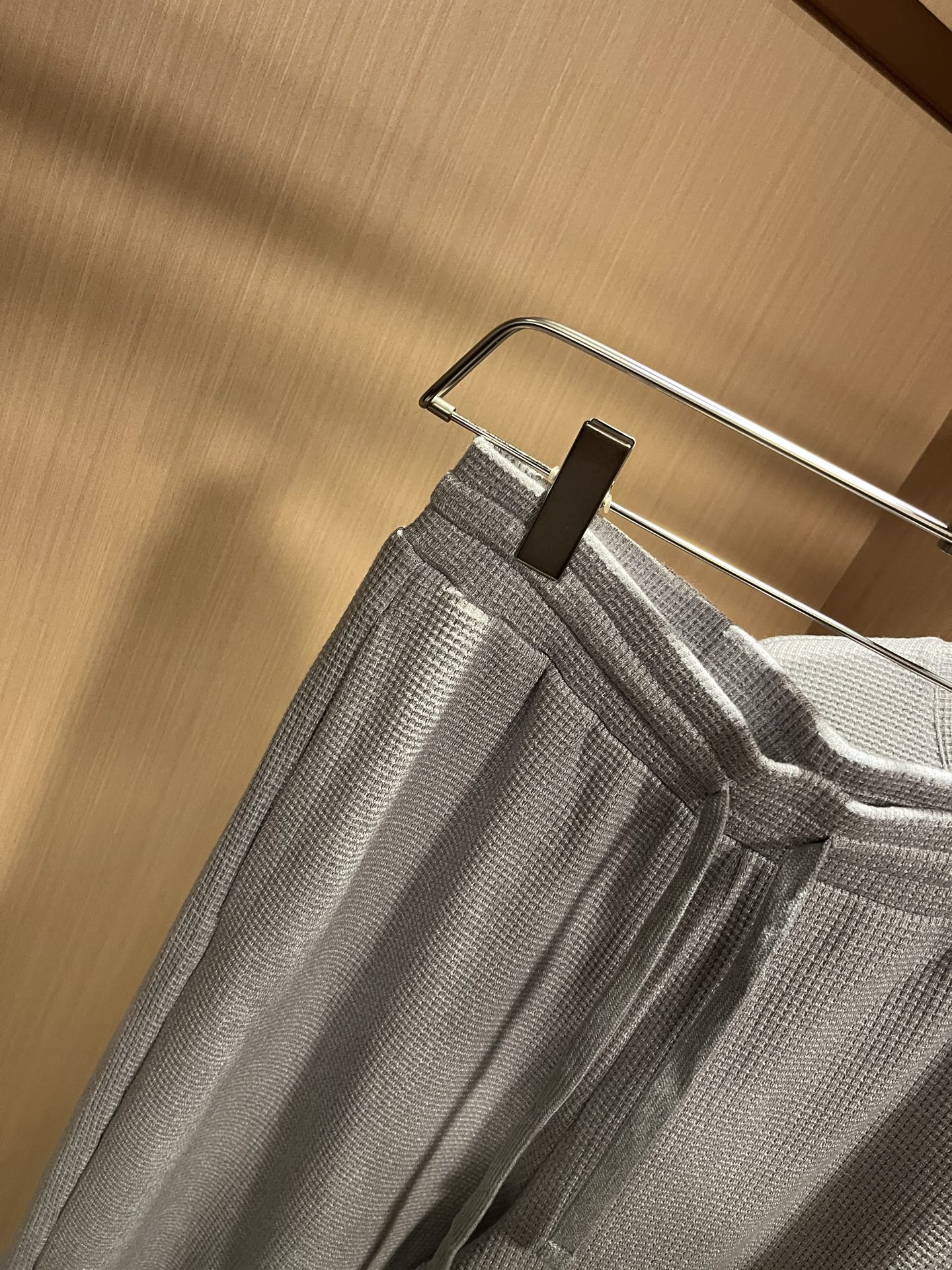 Alo2025秋冬全新系列单品上线，非常时髦前卫的一款男女同款套装，标识logo图案贴标修饰！区别于以往