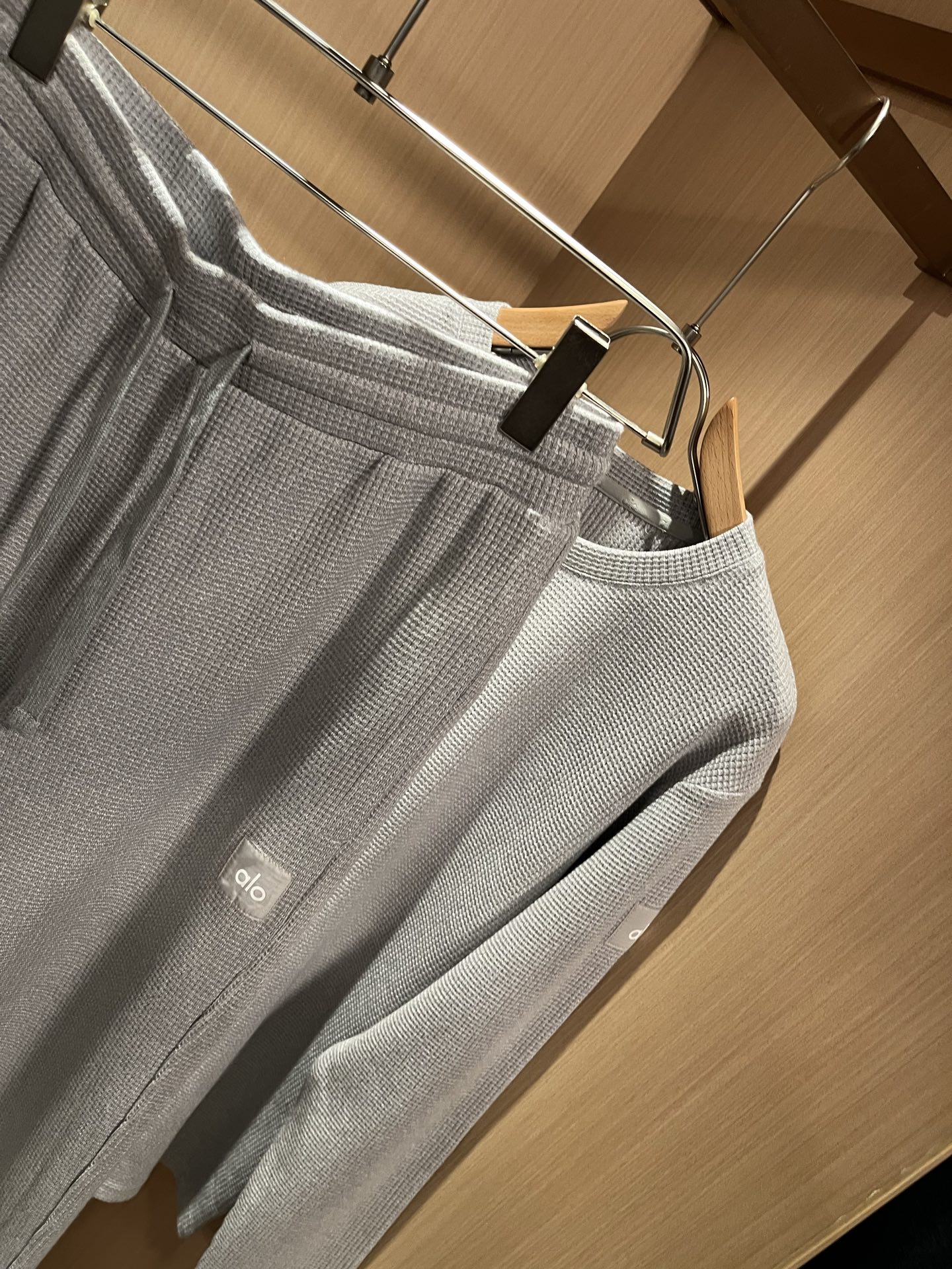 Alo2025秋冬全新系列单品上线，非常时髦前卫的一款男女同款套装，标识logo图案贴标修饰！区别于以往