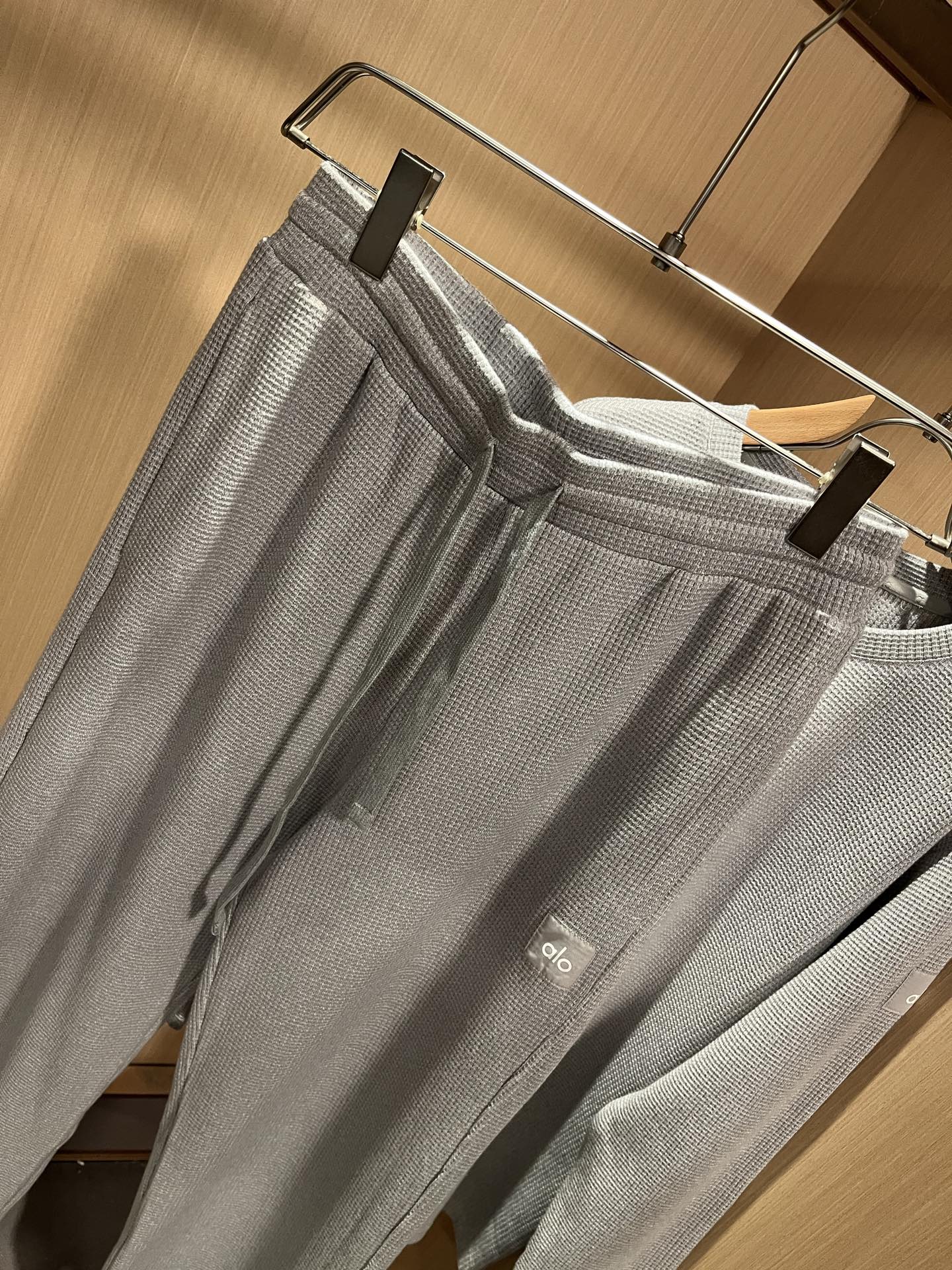 Alo2025秋冬全新系列单品上线，非常时髦前卫的一款男女同款套装，标识logo图案贴标修饰！区别于以往