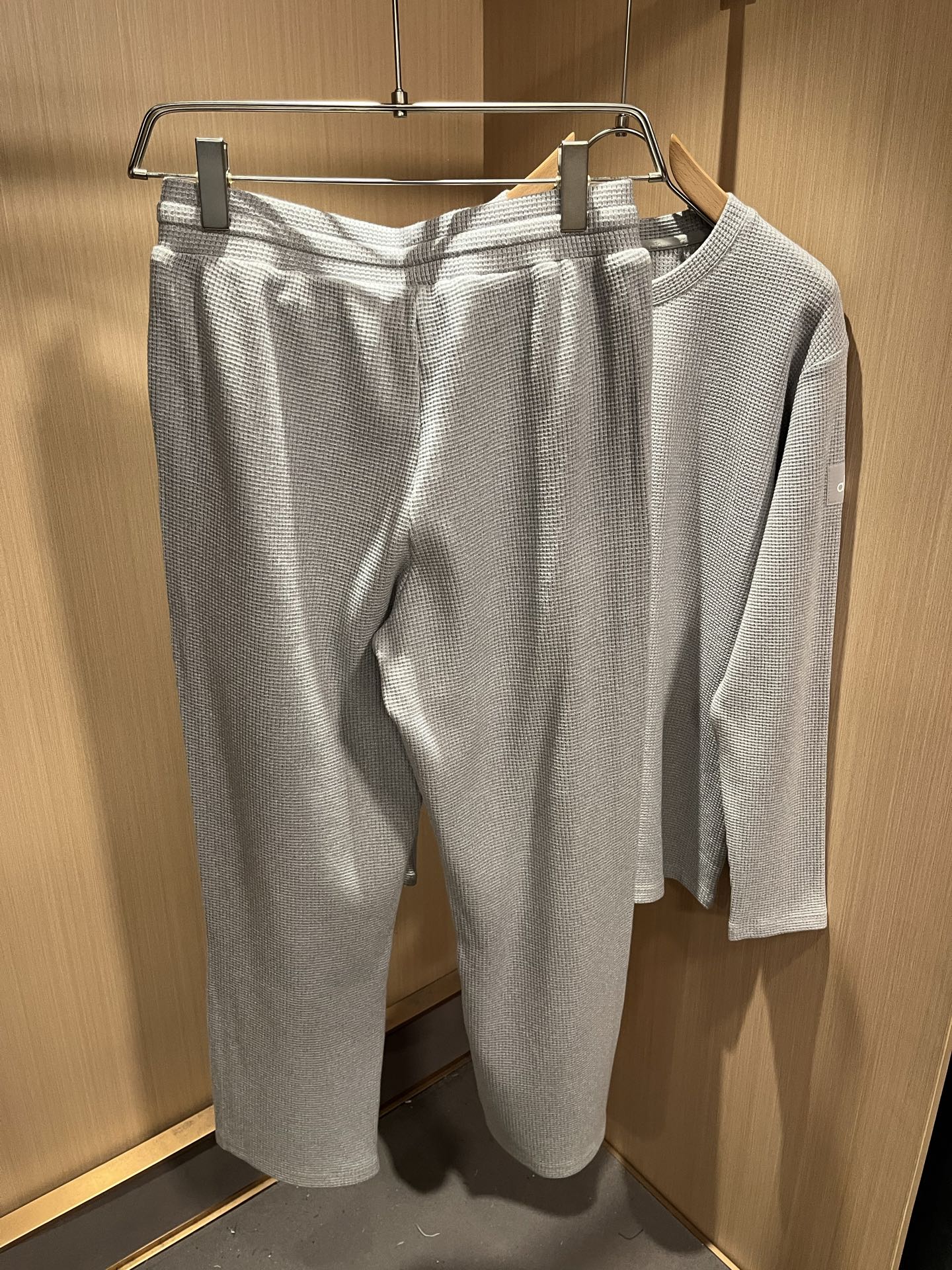 Alo2025秋冬全新系列单品上线，非常时髦前卫的一款男女同款套装，标识logo图案贴标修饰！区别于以往