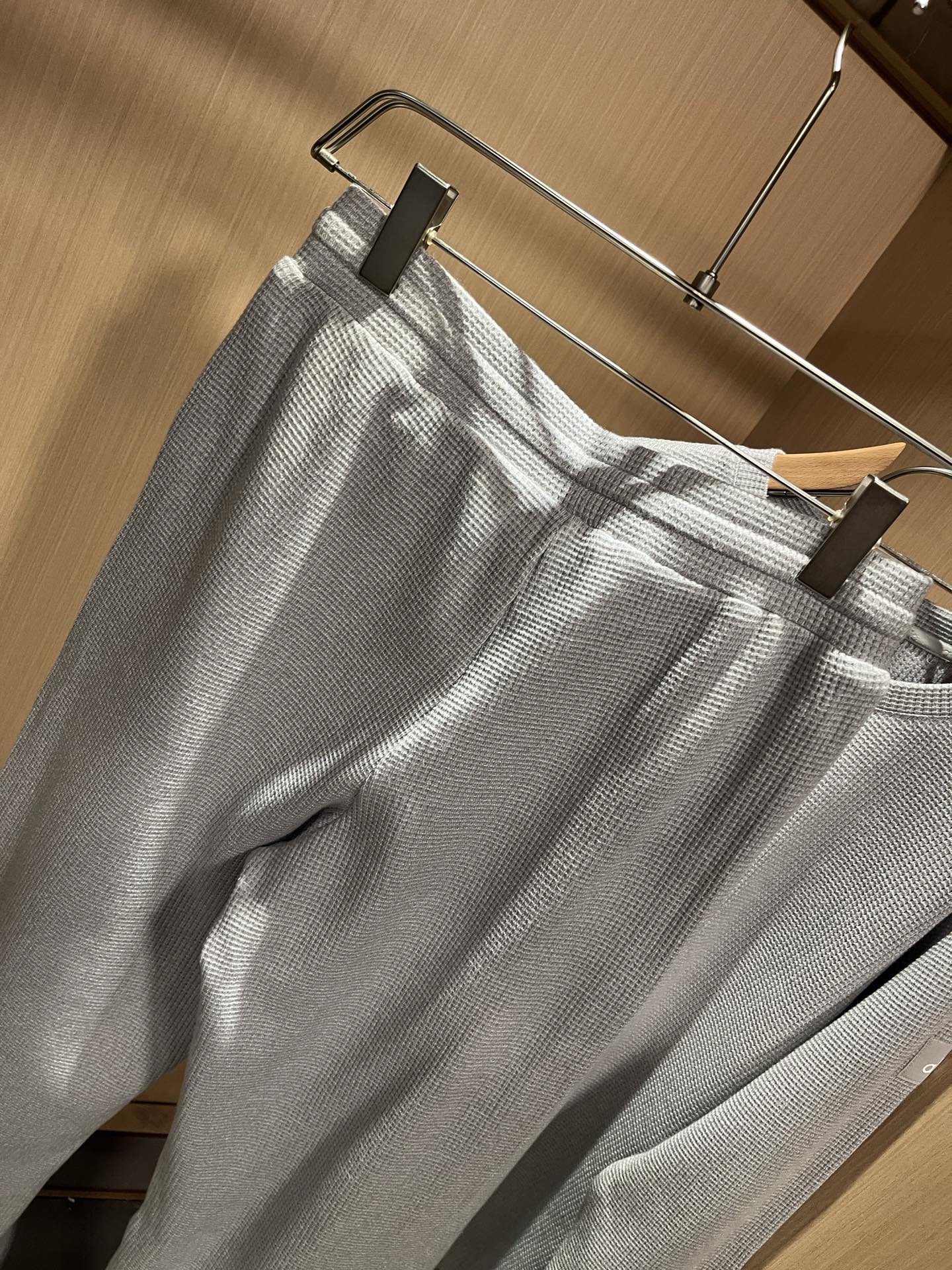 Alo2025秋冬全新系列单品上线，非常时髦前卫的一款男女同款套装，标识logo图案贴标修饰！区别于以往