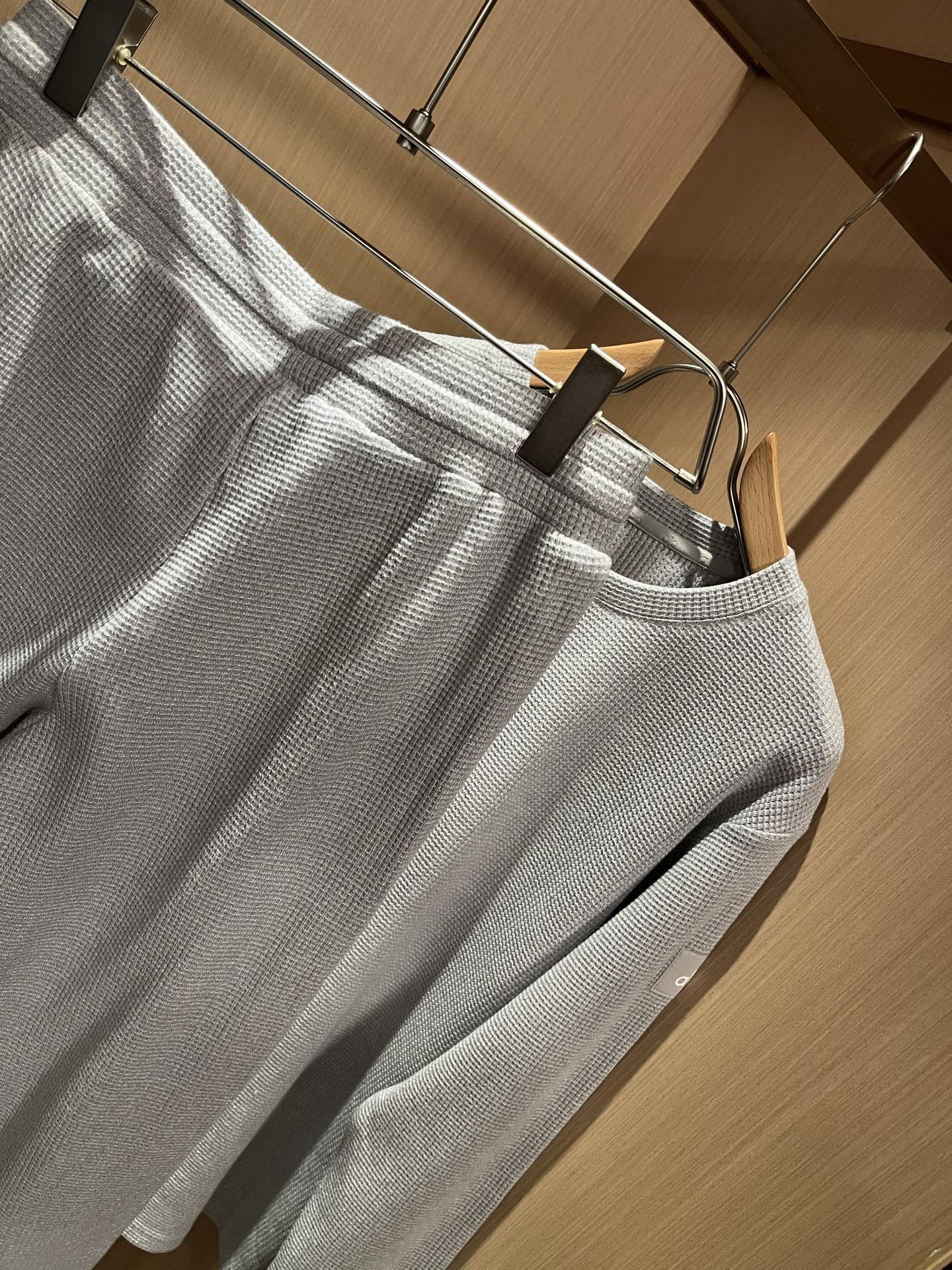 Alo2025秋冬全新系列单品上线，非常时髦前卫的一款男女同款套装，标识logo图案贴标修饰！区别于以往