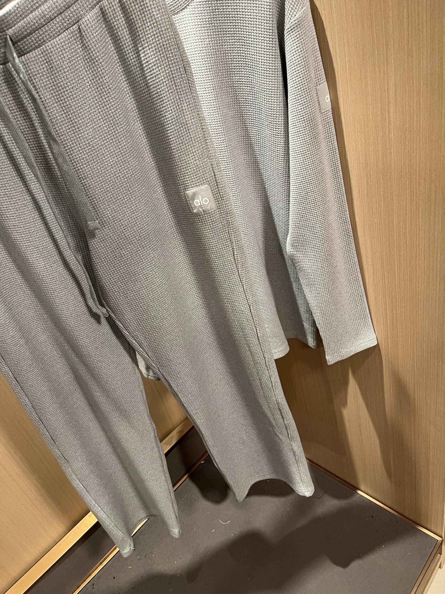 Alo2025秋冬全新系列单品上线，非常时髦前卫的一款男女同款套装，标识logo图案贴标修饰！区别于以往