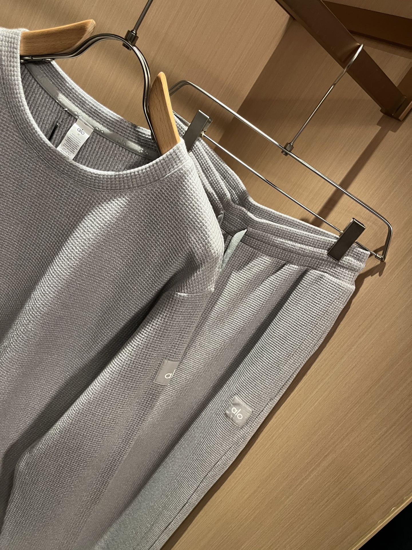 Alo2025秋冬全新系列单品上线，非常时髦前卫的一款男女同款套装，标识logo图案贴标修饰！区别于以往