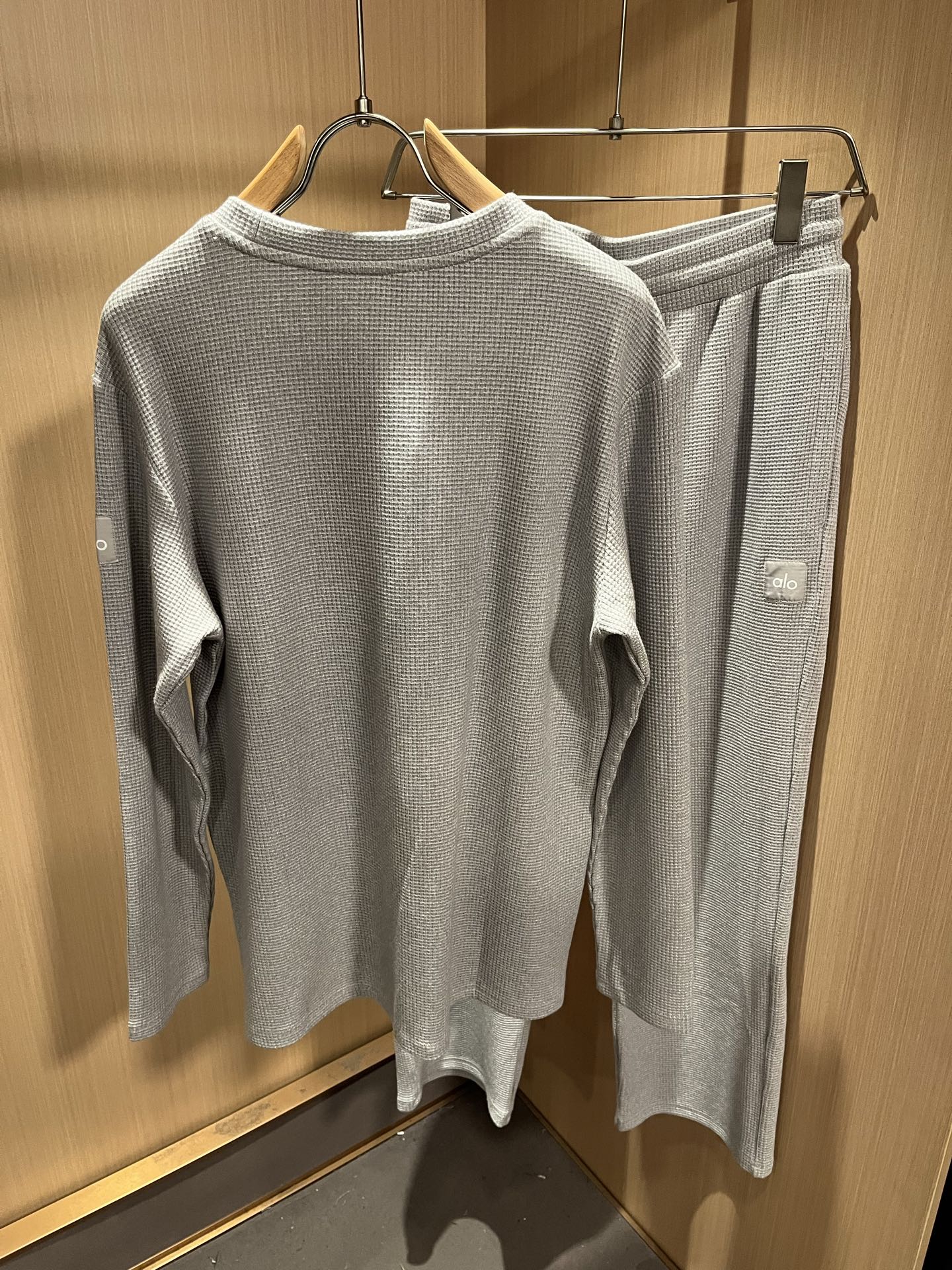 Alo2025秋冬全新系列单品上线，非常时髦前卫的一款男女同款套装，标识logo图案贴标修饰！区别于以往