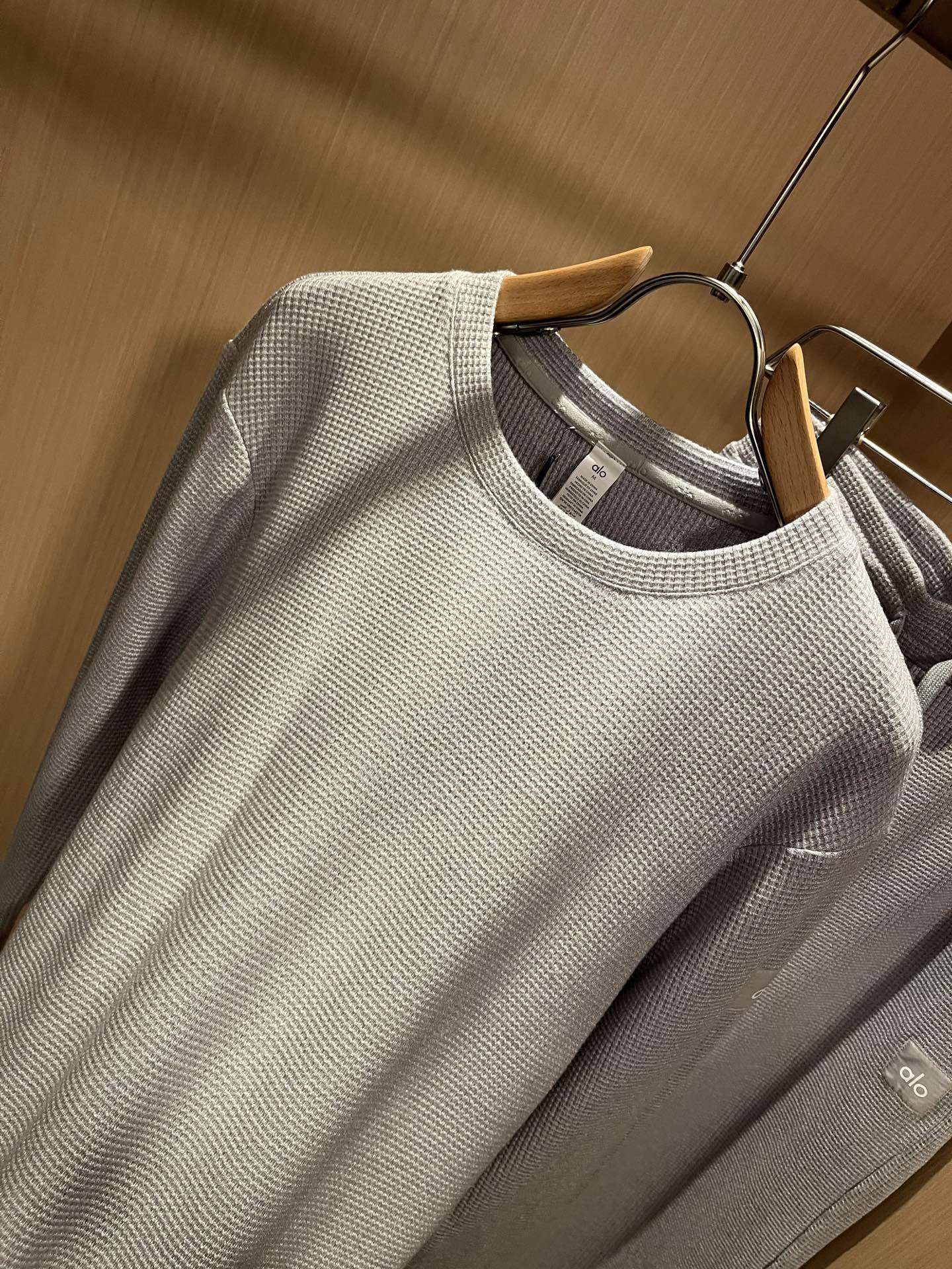 Alo2025秋冬全新系列单品上线，非常时髦前卫的一款男女同款套装，标识logo图案贴标修饰！区别于以往