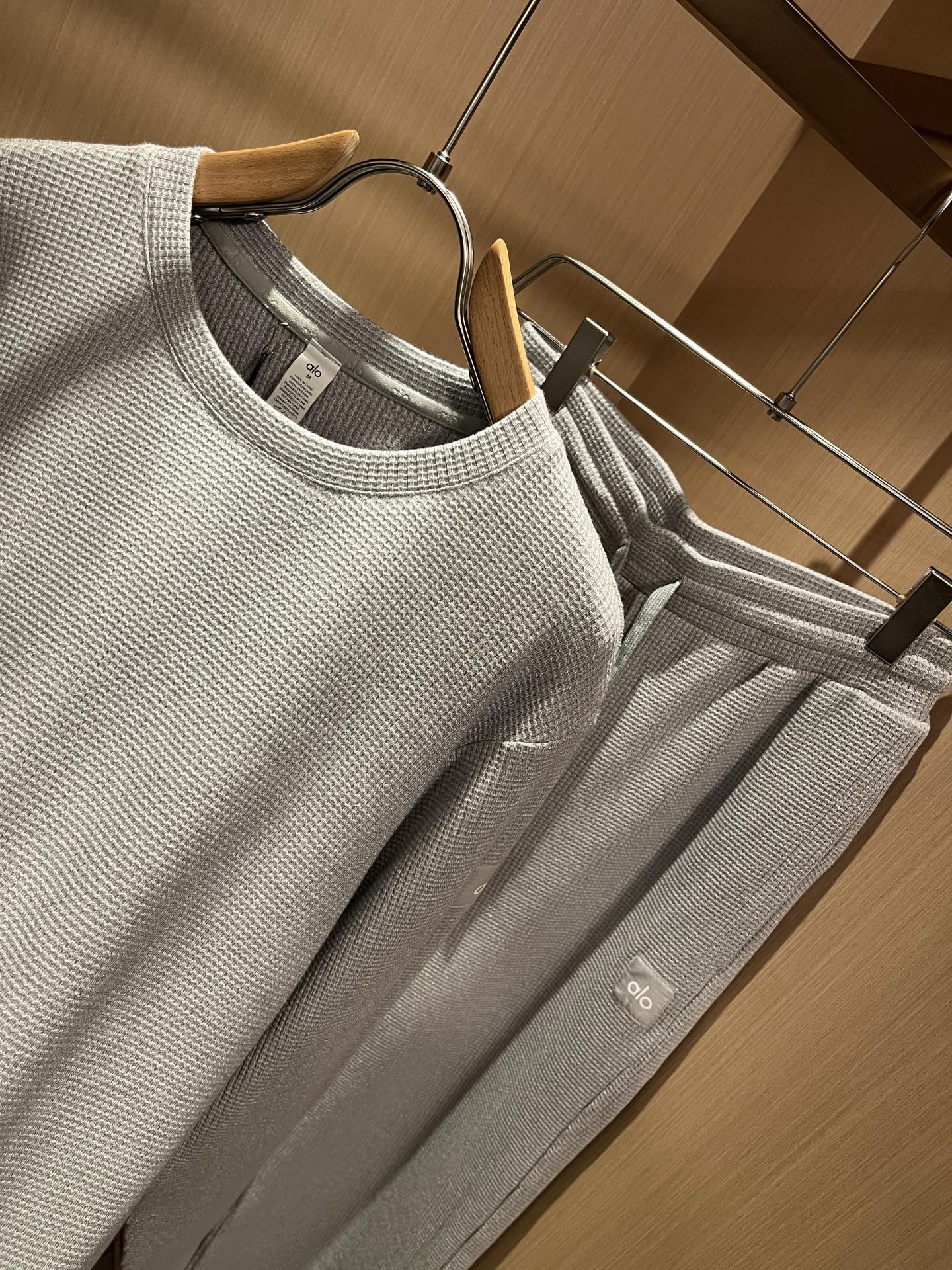 Alo2025秋冬全新系列单品上线，非常时髦前卫的一款男女同款套装，标识logo图案贴标修饰！区别于以往