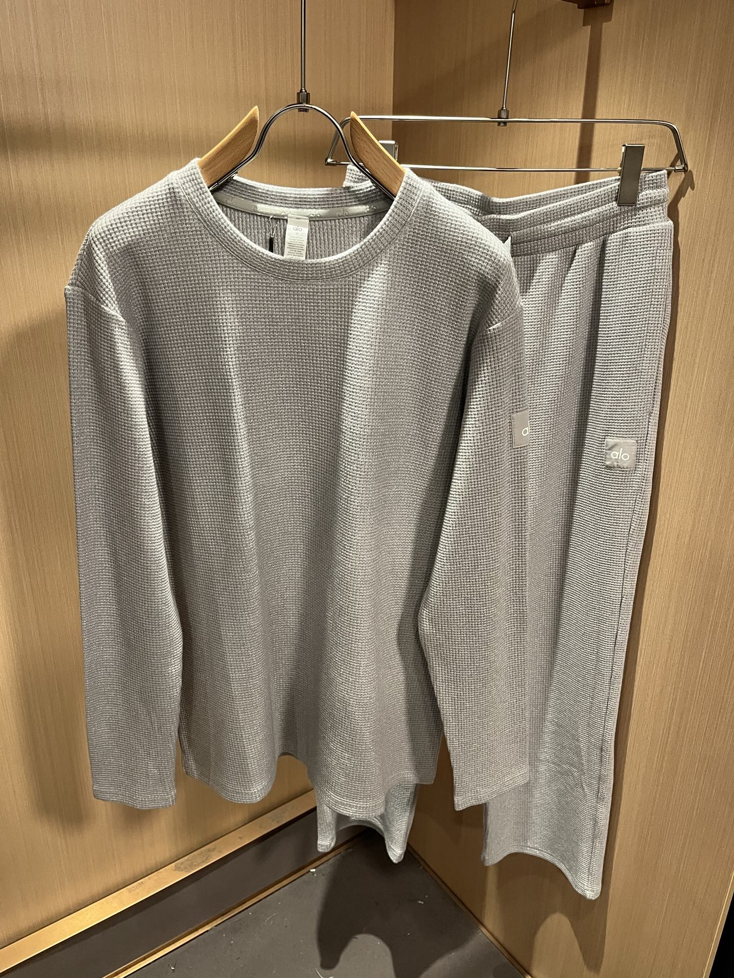 Alo2025秋冬全新系列单品上线，非常时髦前卫的一款男女同款套装，标识logo图案贴标修饰！区别于以往