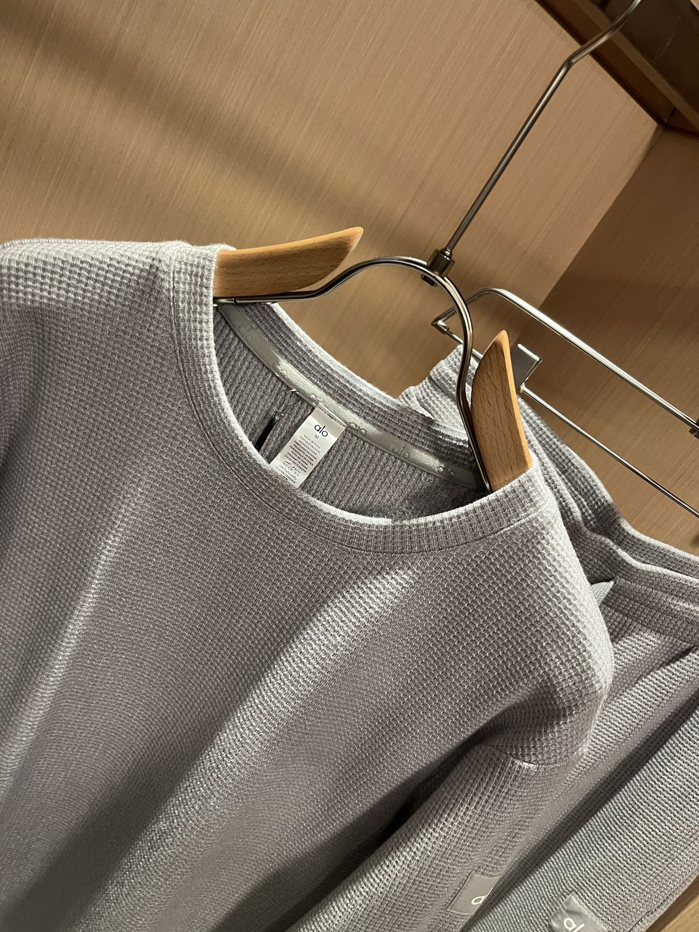 Alo2025秋冬全新系列单品上线，非常时髦前卫的一款男女同款套装，标识logo图案贴标修饰！区别于以往