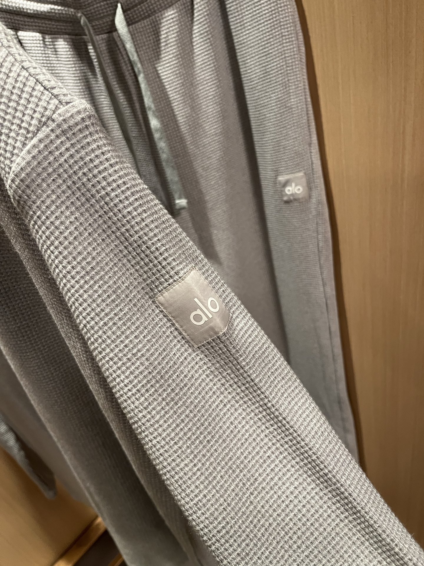 Alo2025秋冬全新系列单品上线，非常时髦前卫的一款男女同款套装，标识logo图案贴标修饰！区别于以往