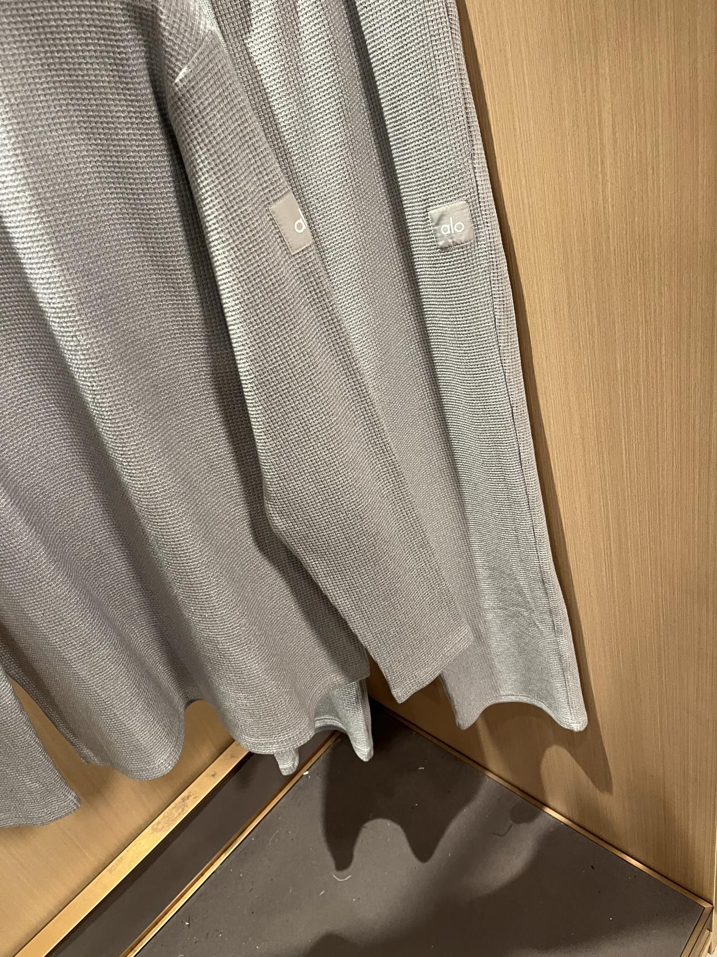 Alo2025秋冬全新系列单品上线，非常时髦前卫的一款男女同款套装，标识logo图案贴标修饰！区别于以往