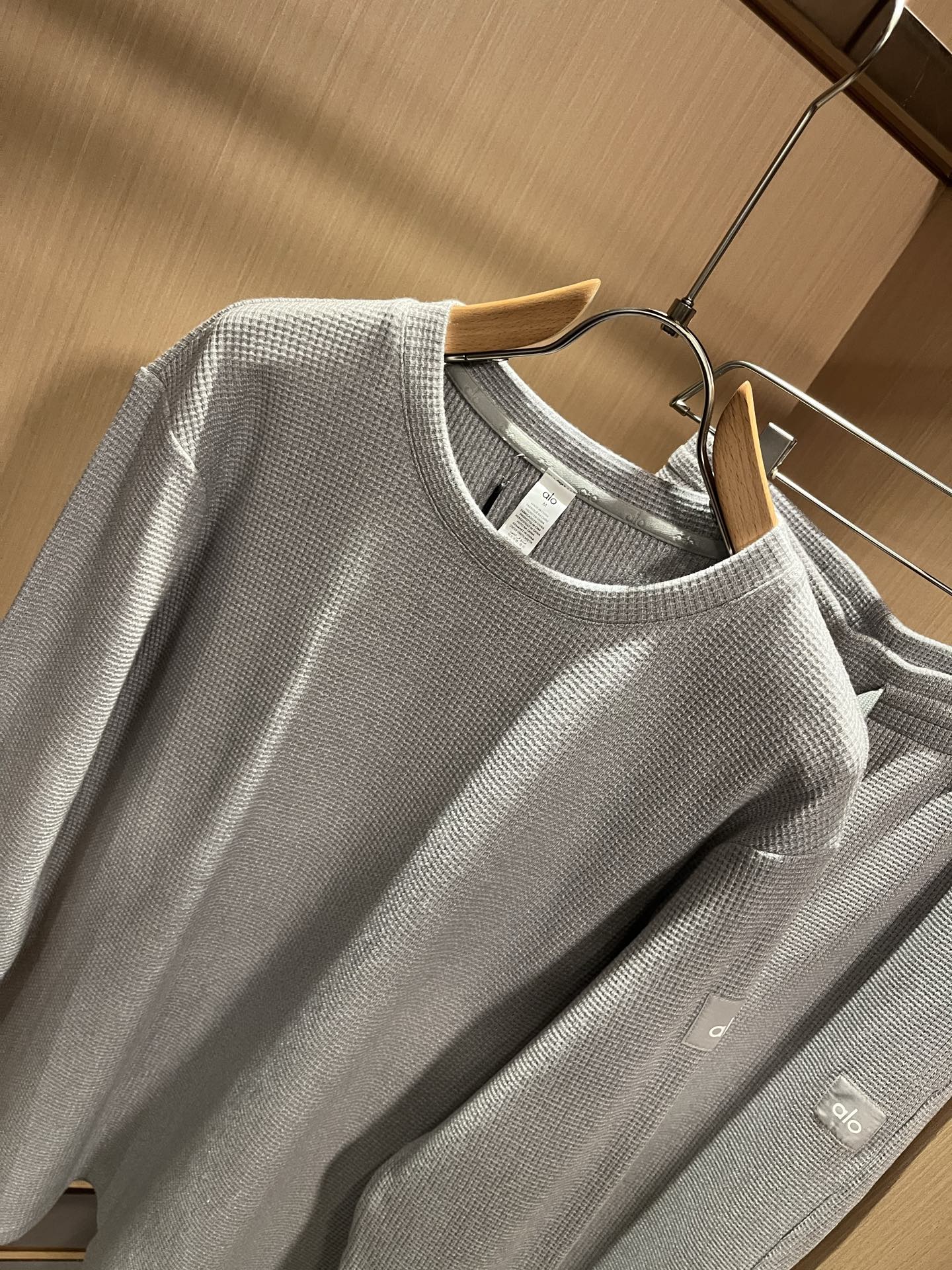 Alo2025秋冬全新系列单品上线，非常时髦前卫的一款男女同款套装，标识logo图案贴标修饰！区别于以往