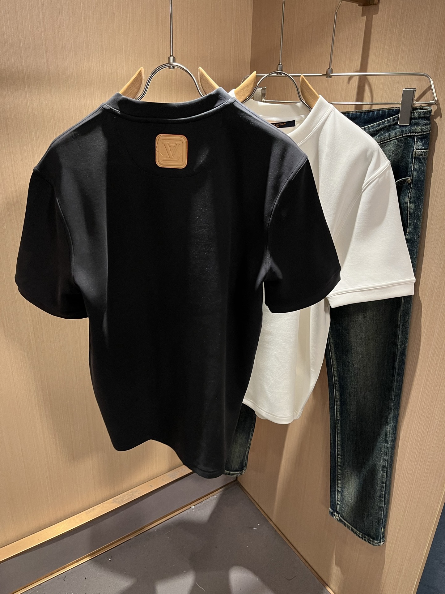 LouisVuitt*路易*登 2025秋冬新款男士短袖打底衫，非常时髦前后皮革logo修饰！区别于以往