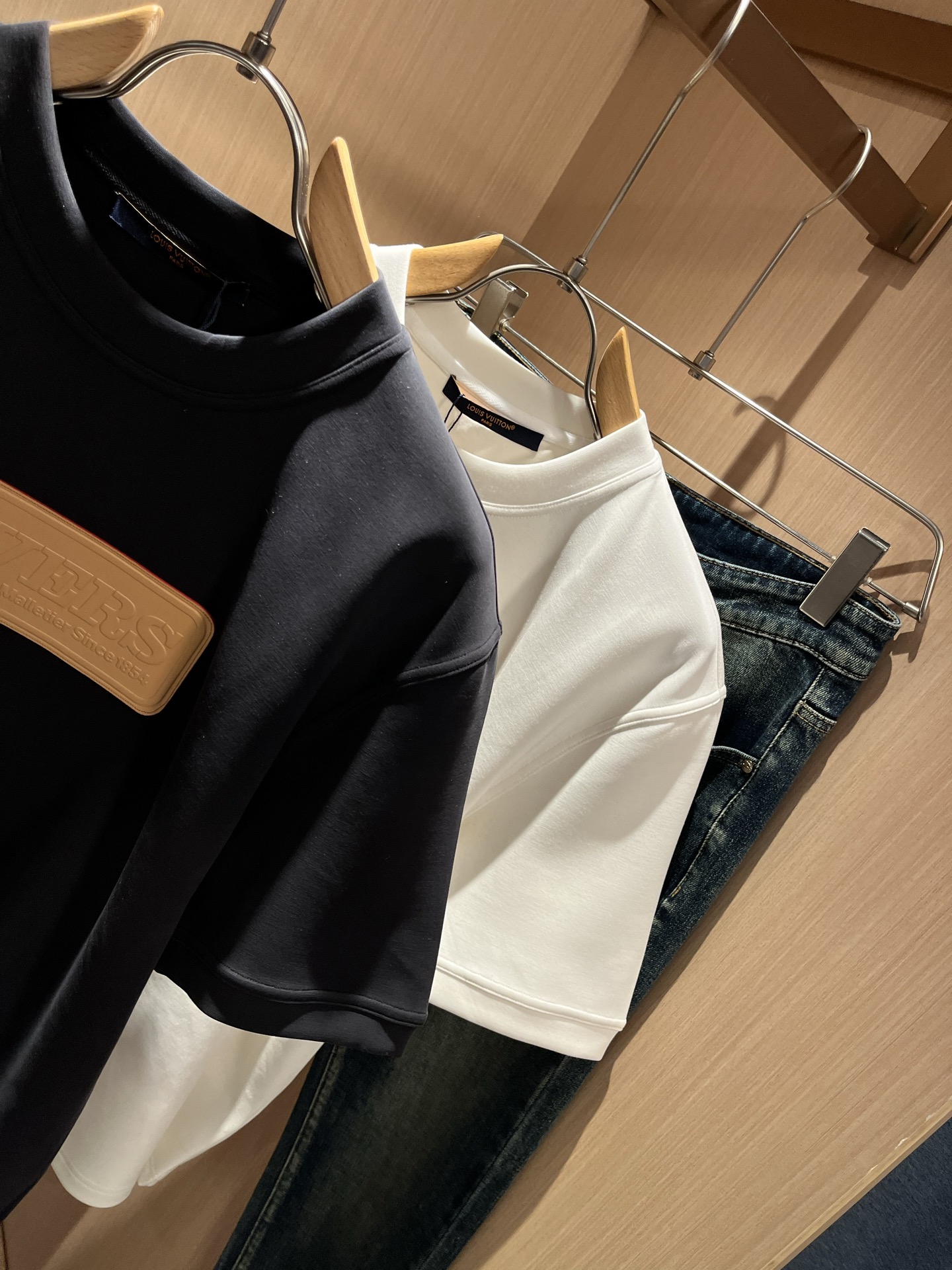 LouisVuitt*路易*登 2025秋冬新款男士短袖打底衫，非常时髦前后皮革logo修饰！区别于以往