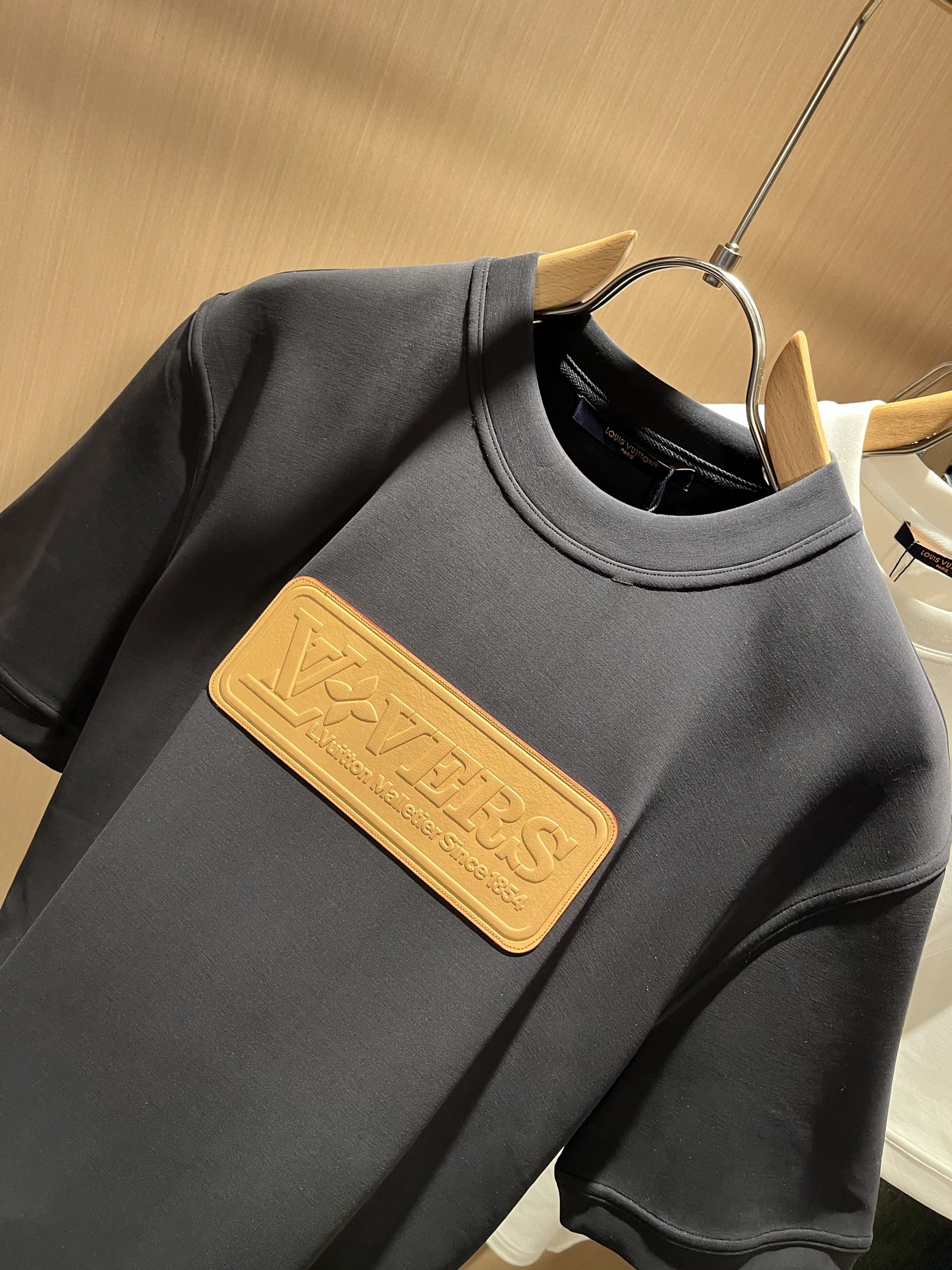 LouisVuitt*路易*登 2025秋冬新款男士短袖打底衫，非常时髦前后皮革logo修饰！区别于以往