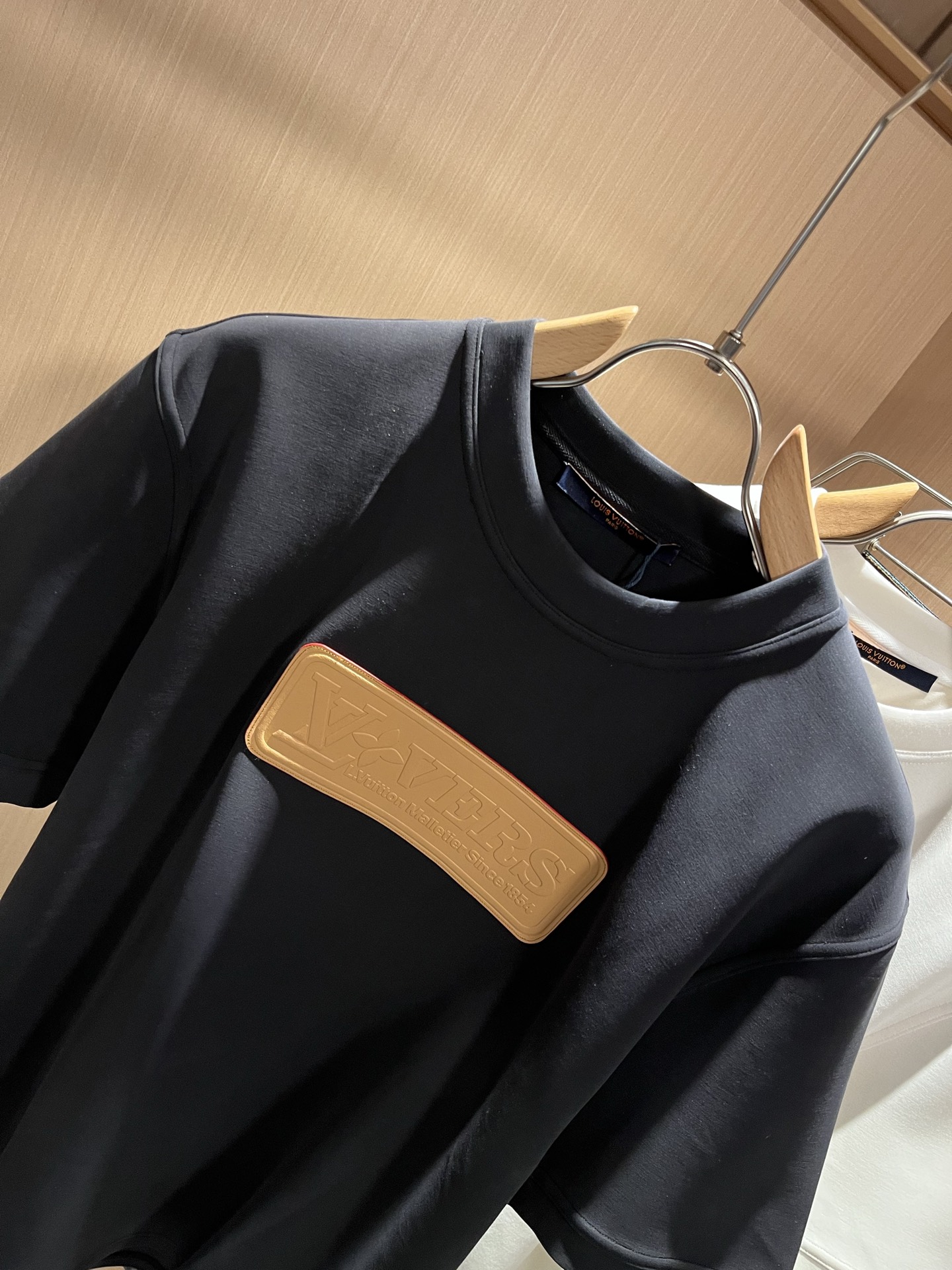 LouisVuitt*路易*登 2025秋冬新款男士短袖打底衫，非常时髦前后皮革logo修饰！区别于以往