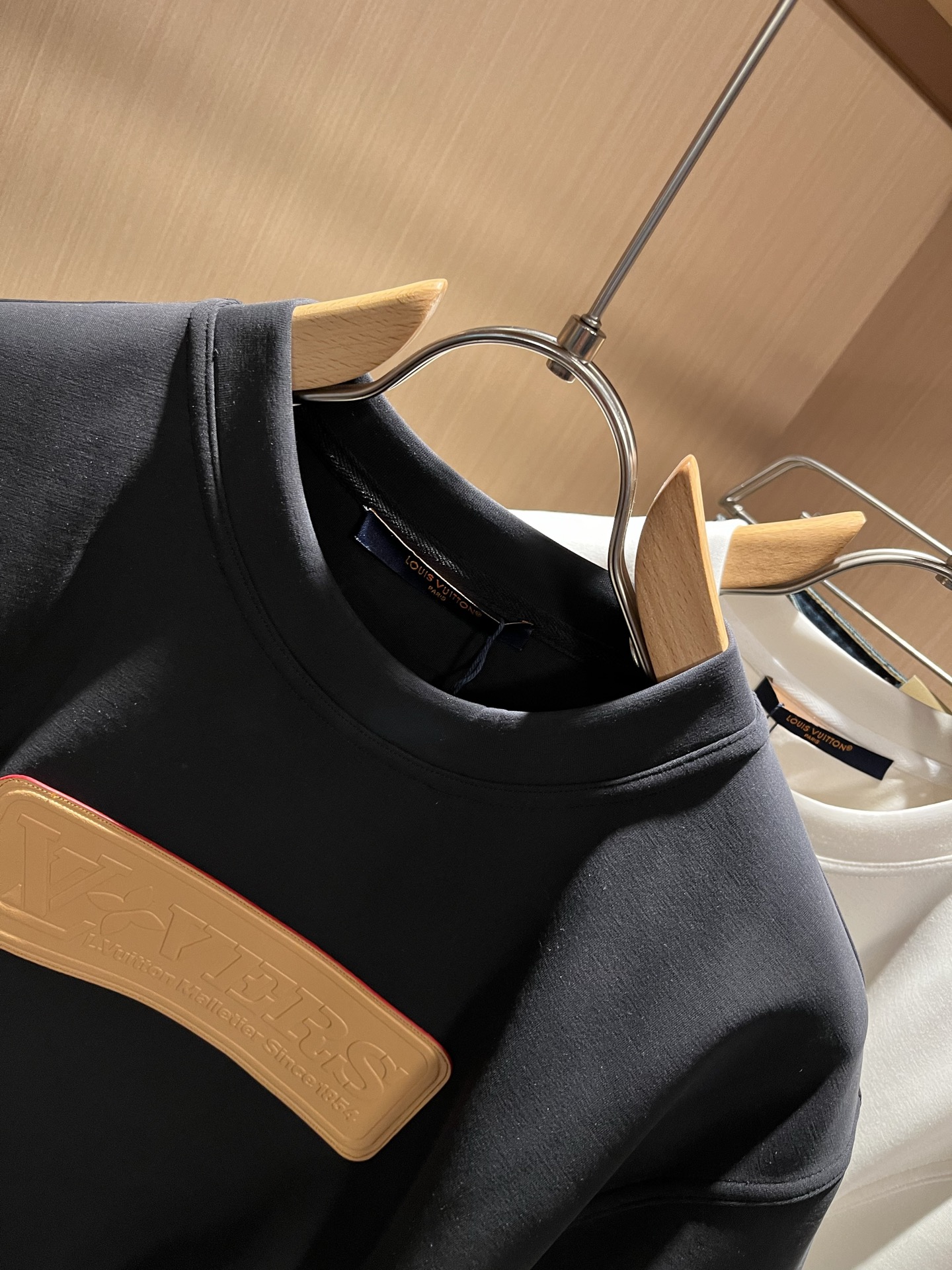 LouisVuitt*路易*登 2025秋冬新款男士短袖打底衫，非常时髦前后皮革logo修饰！区别于以往