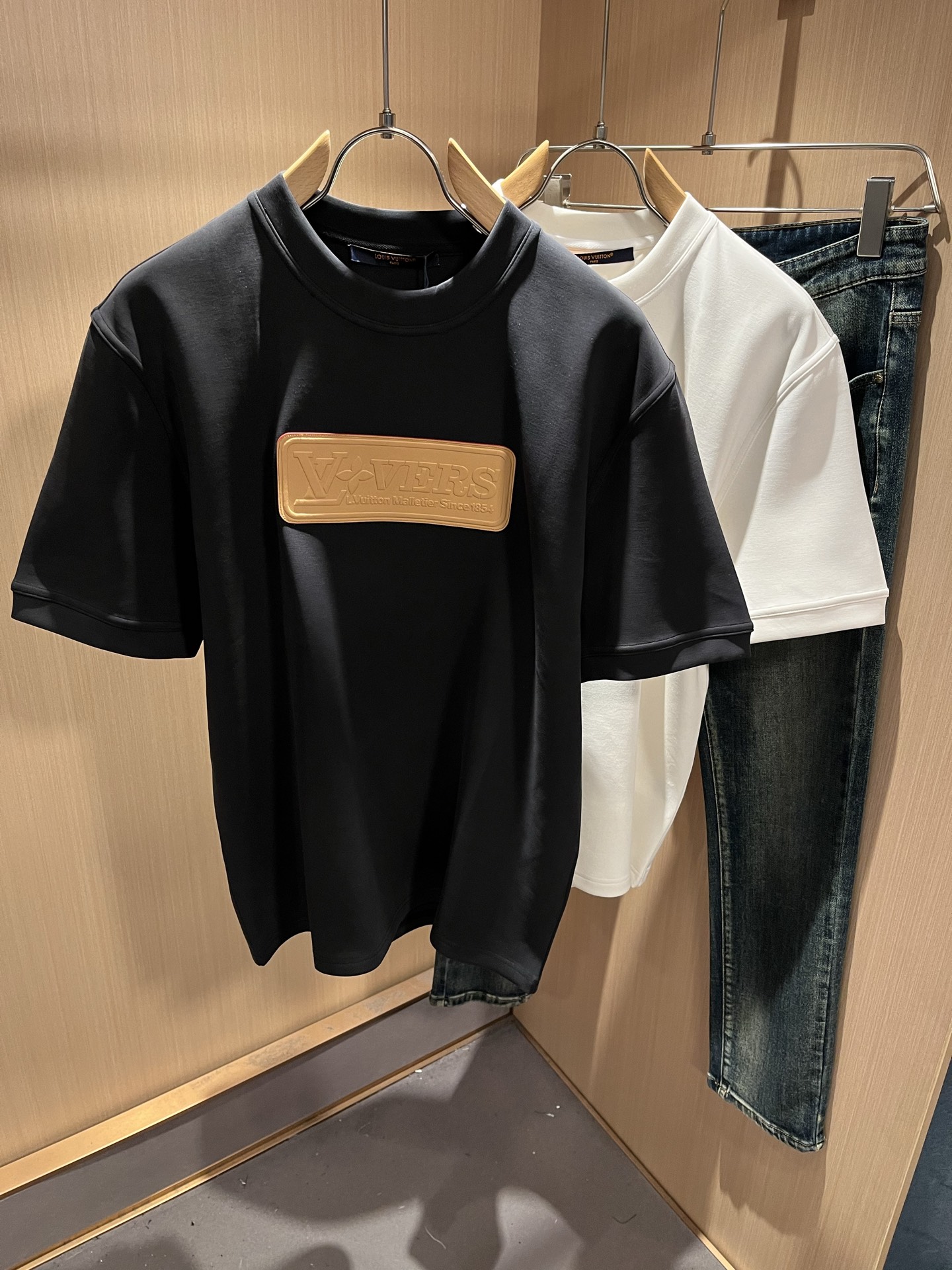 LouisVuitt*路易*登 2025秋冬新款男士短袖打底衫，非常时髦前后皮革logo修饰！区别于以往